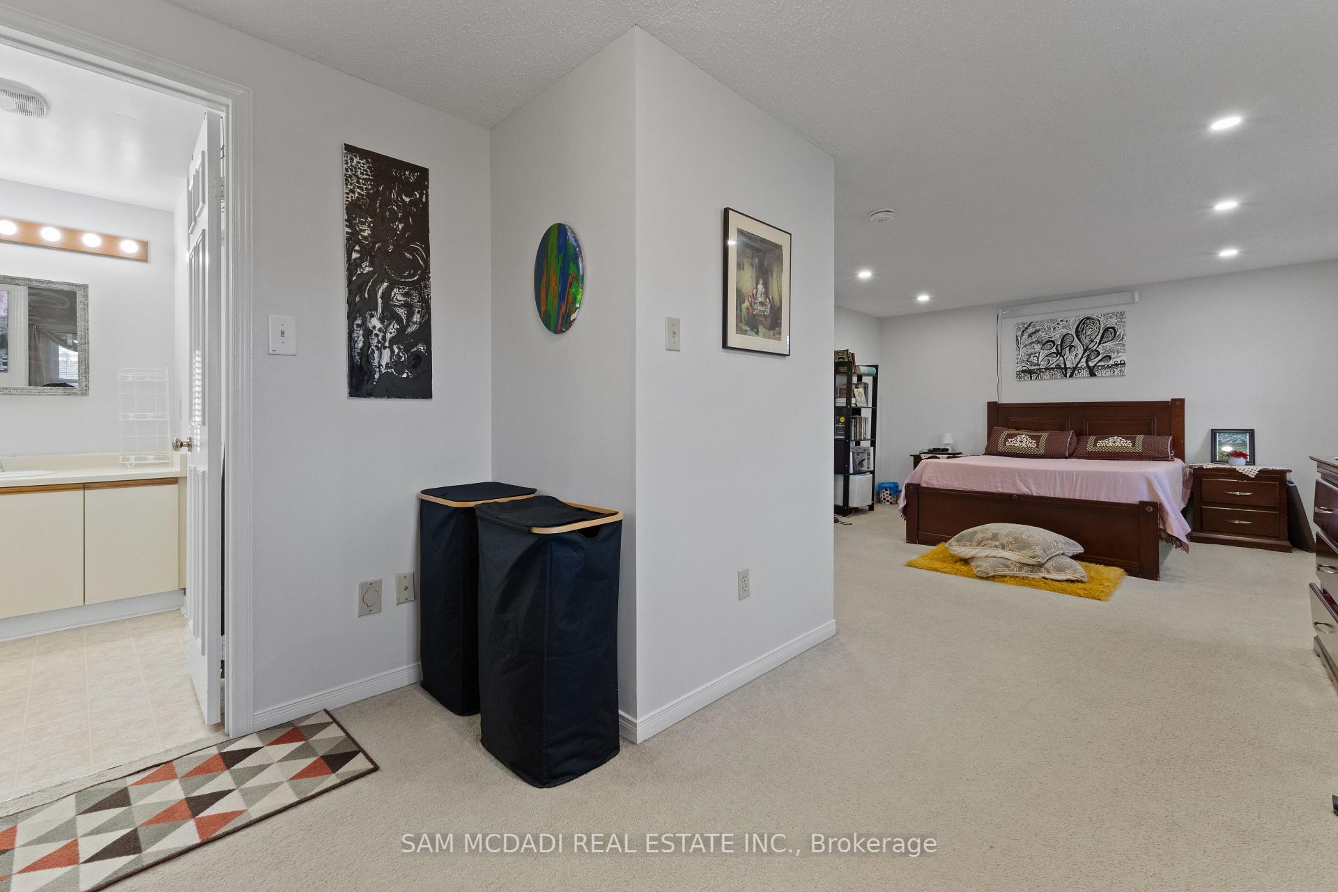 6906 Hickling Crescent