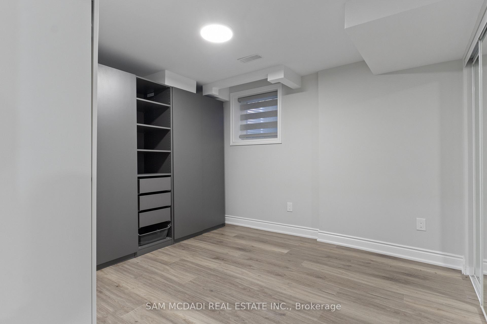 6906 Hickling Crescent