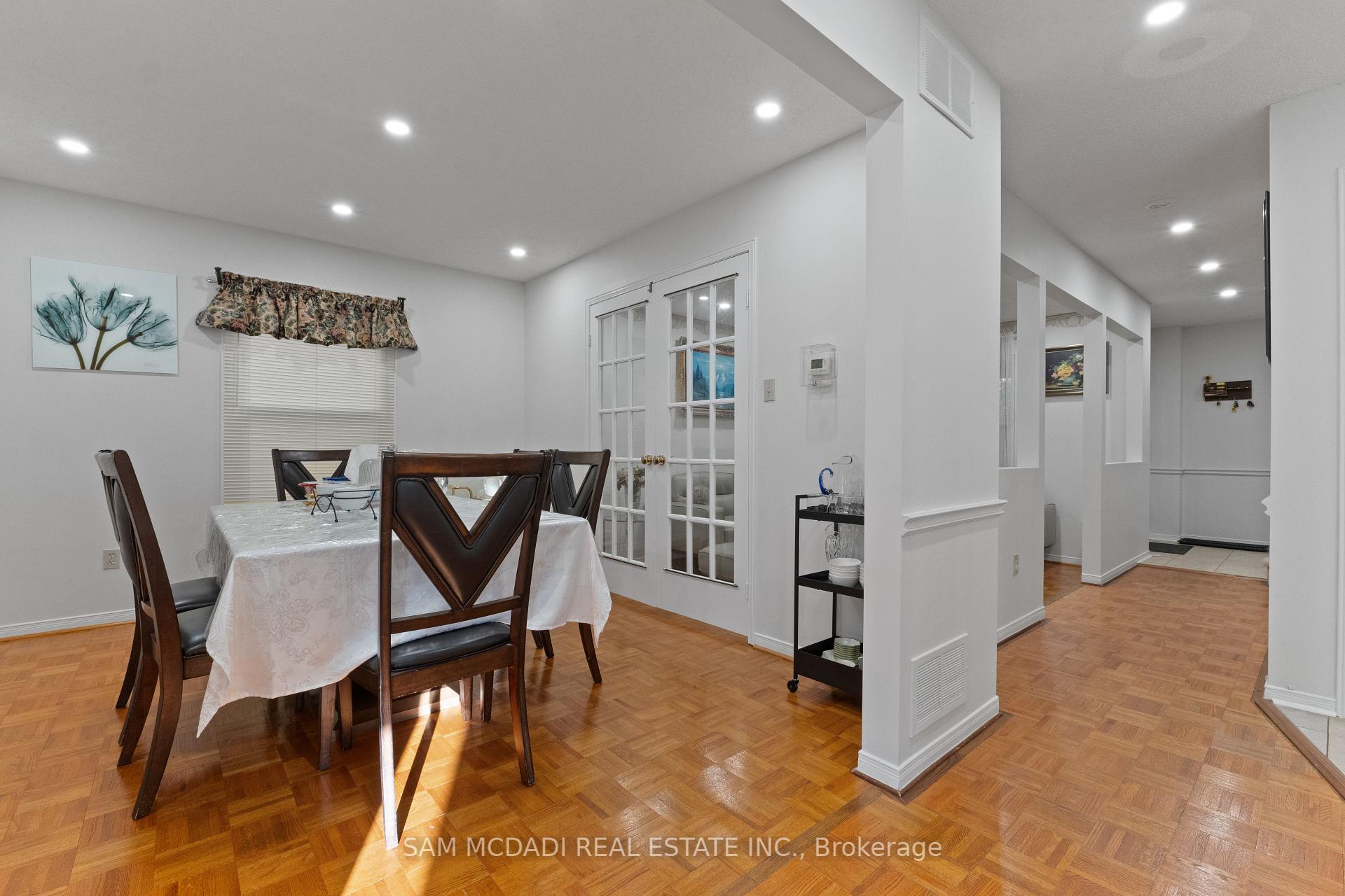 6906 Hickling Crescent