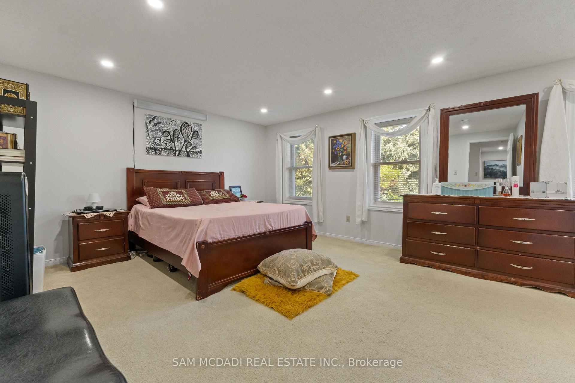 6906 Hickling Crescent