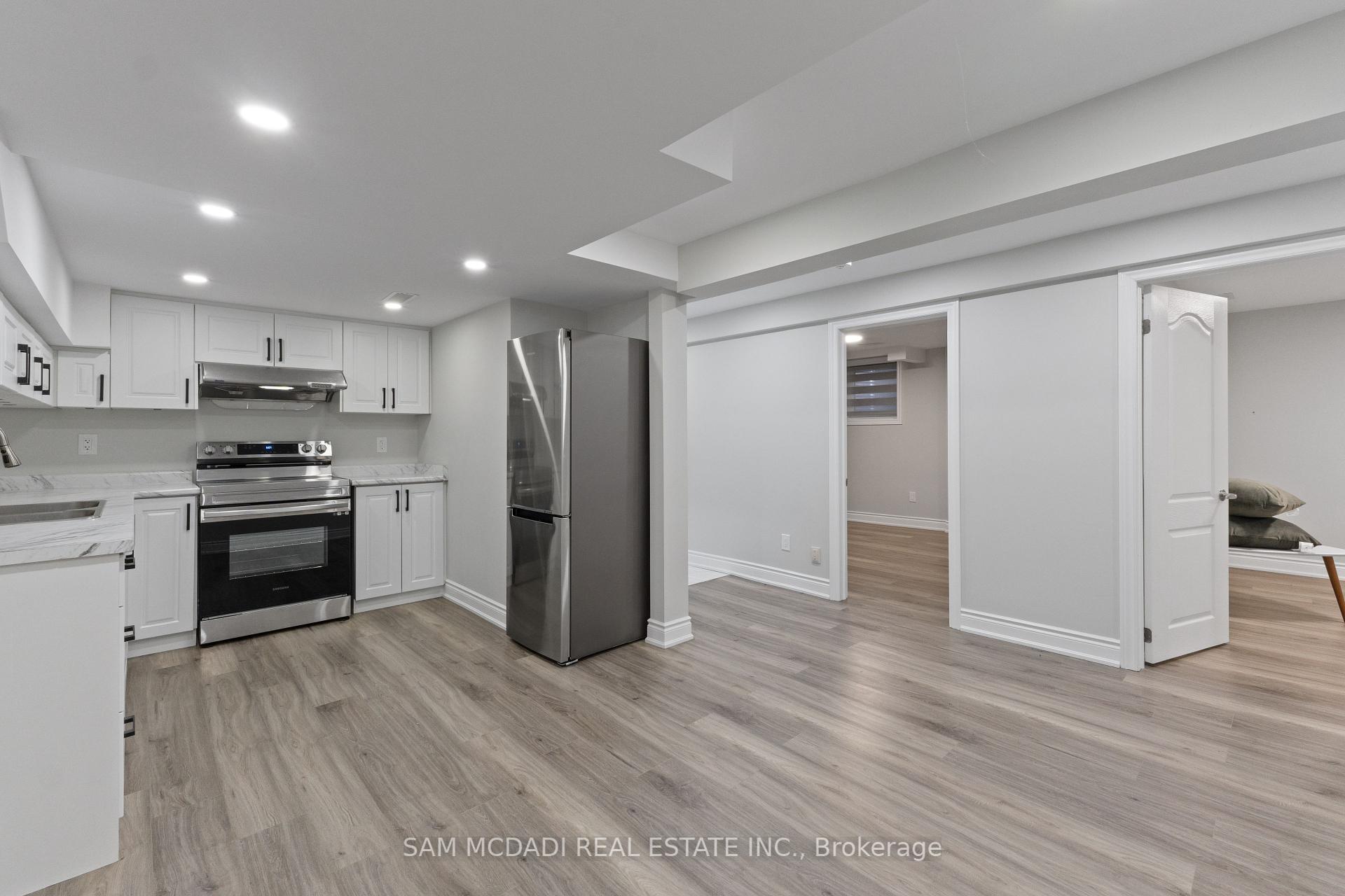 6906 Hickling Crescent