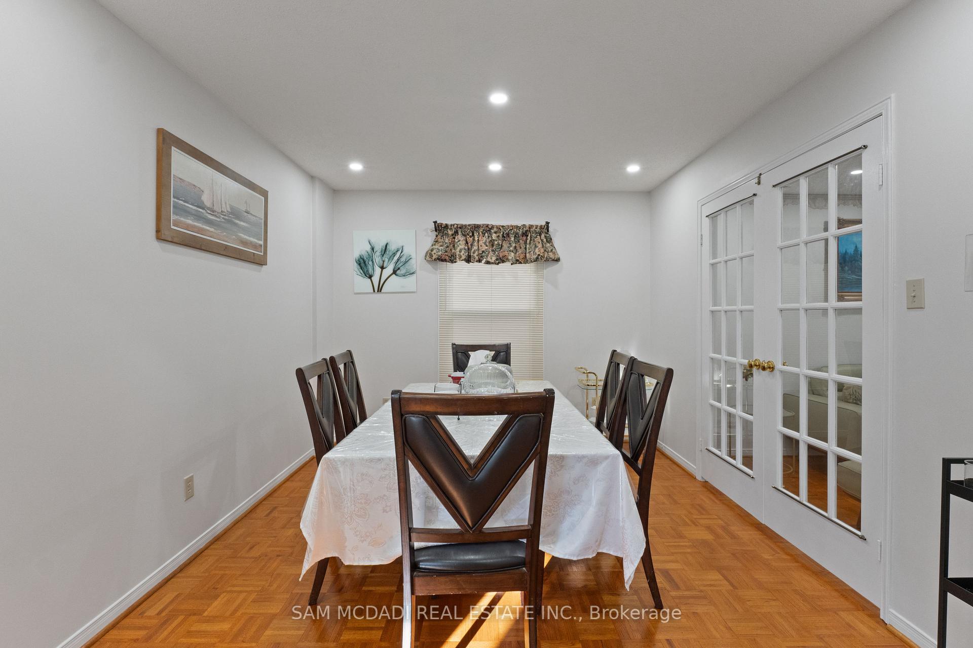 6906 Hickling Crescent