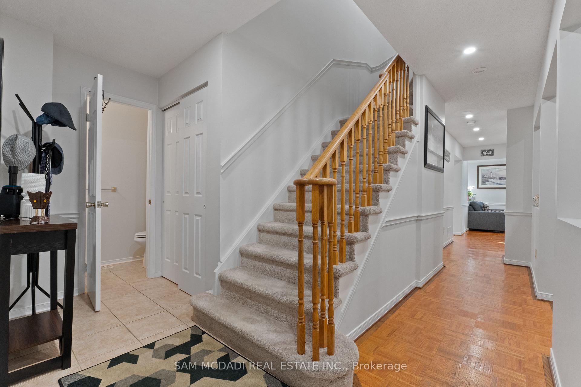 6906 Hickling Crescent