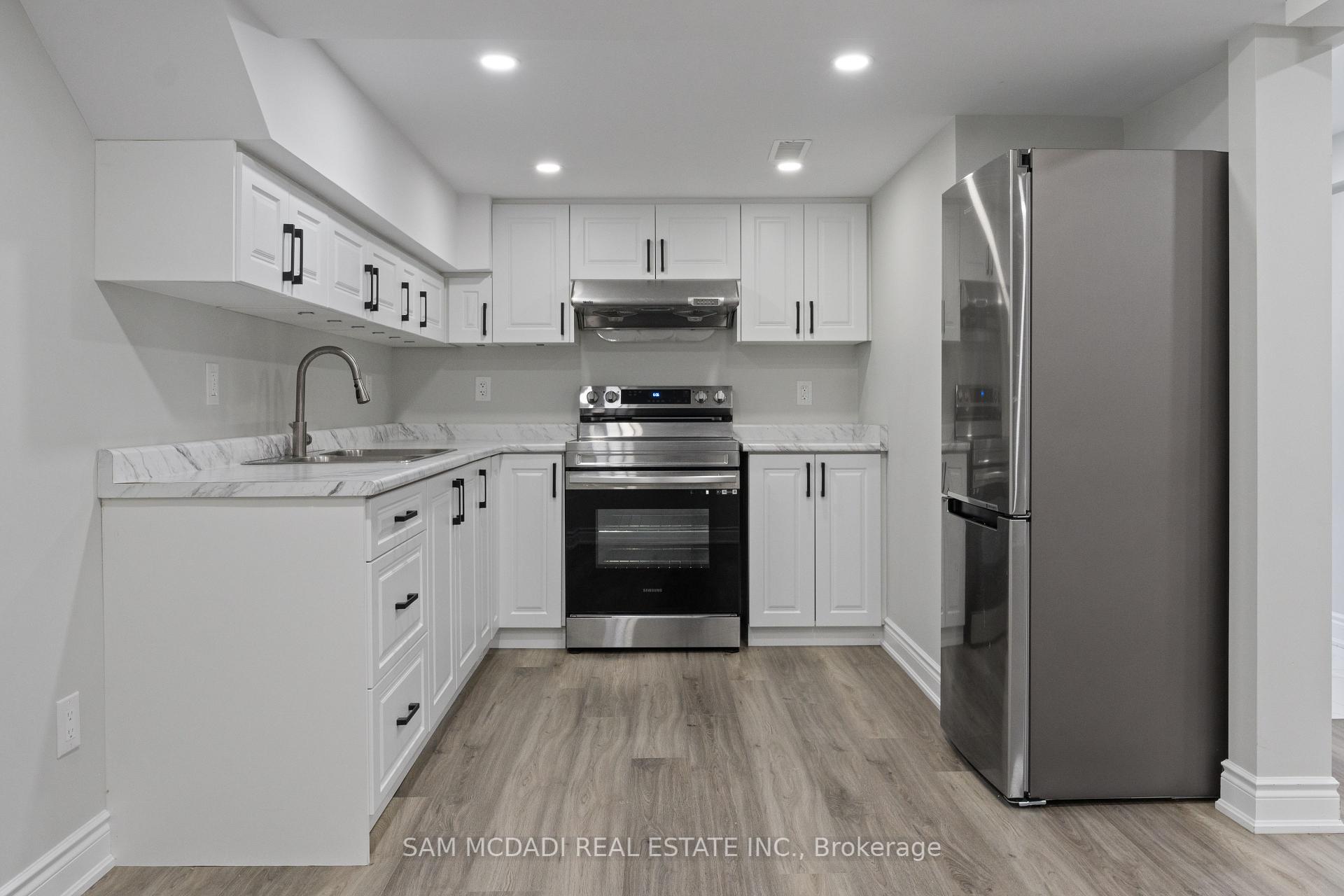 6906 Hickling Crescent