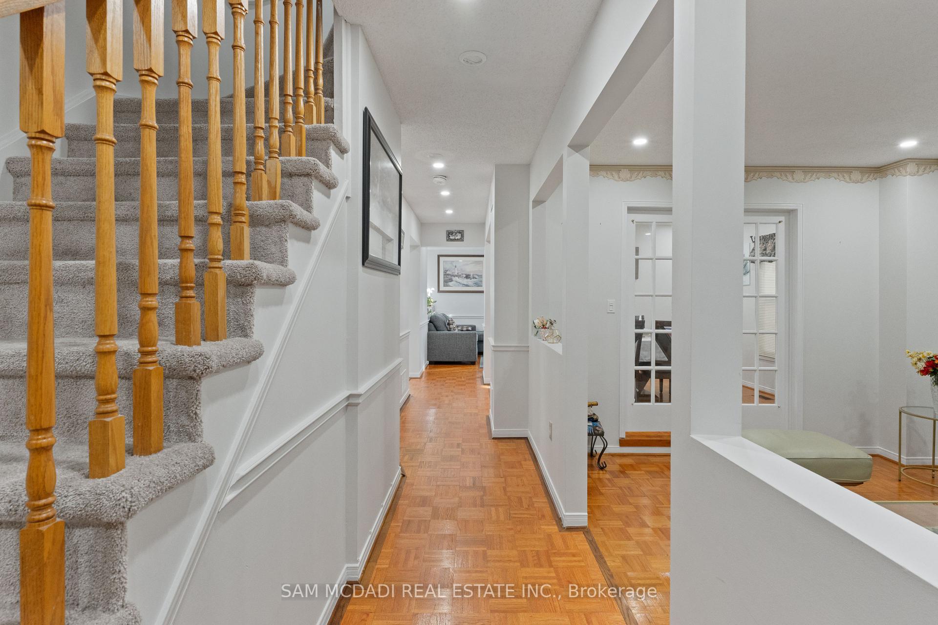 6906 Hickling Crescent