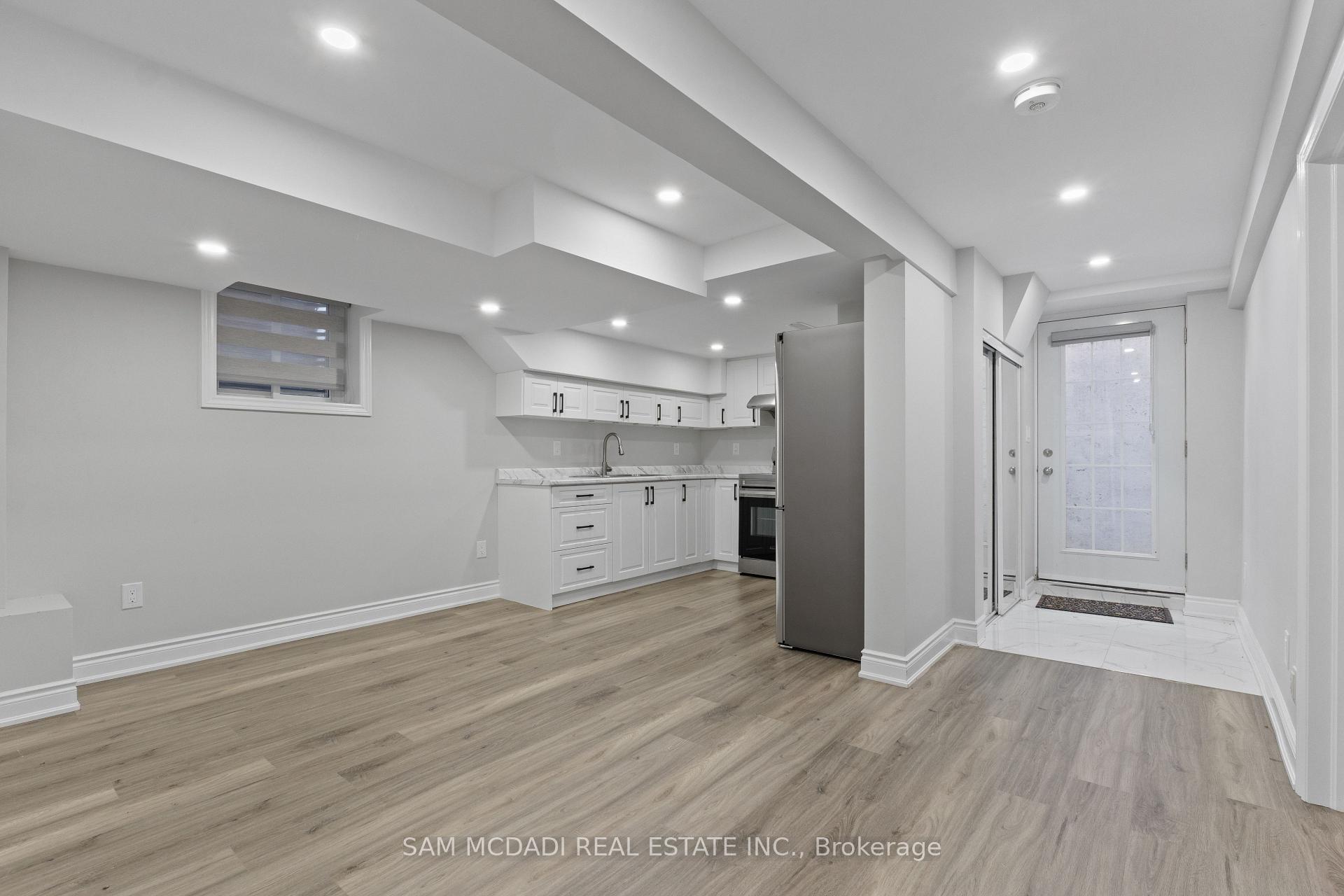 6906 Hickling Crescent