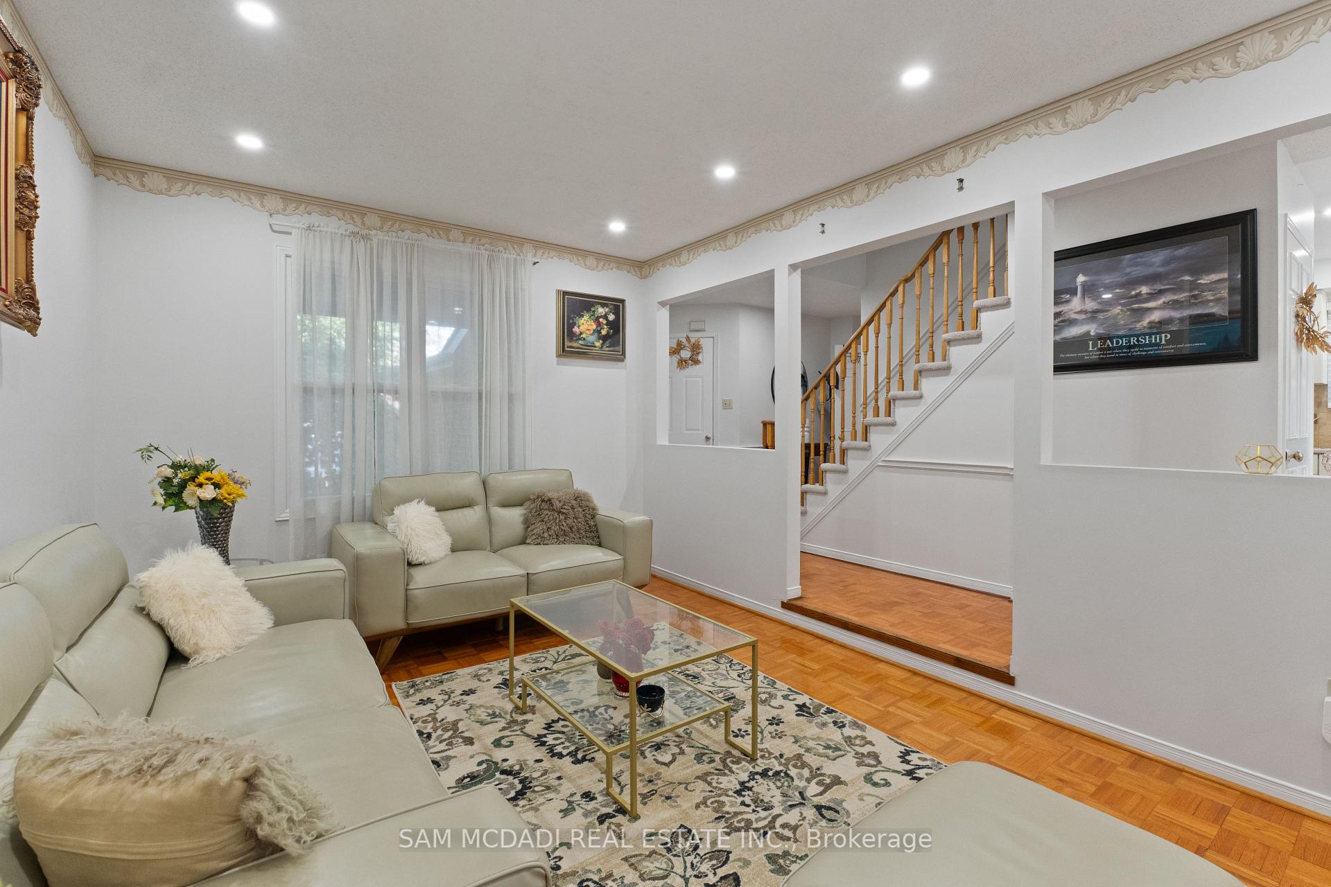 6906 Hickling Crescent