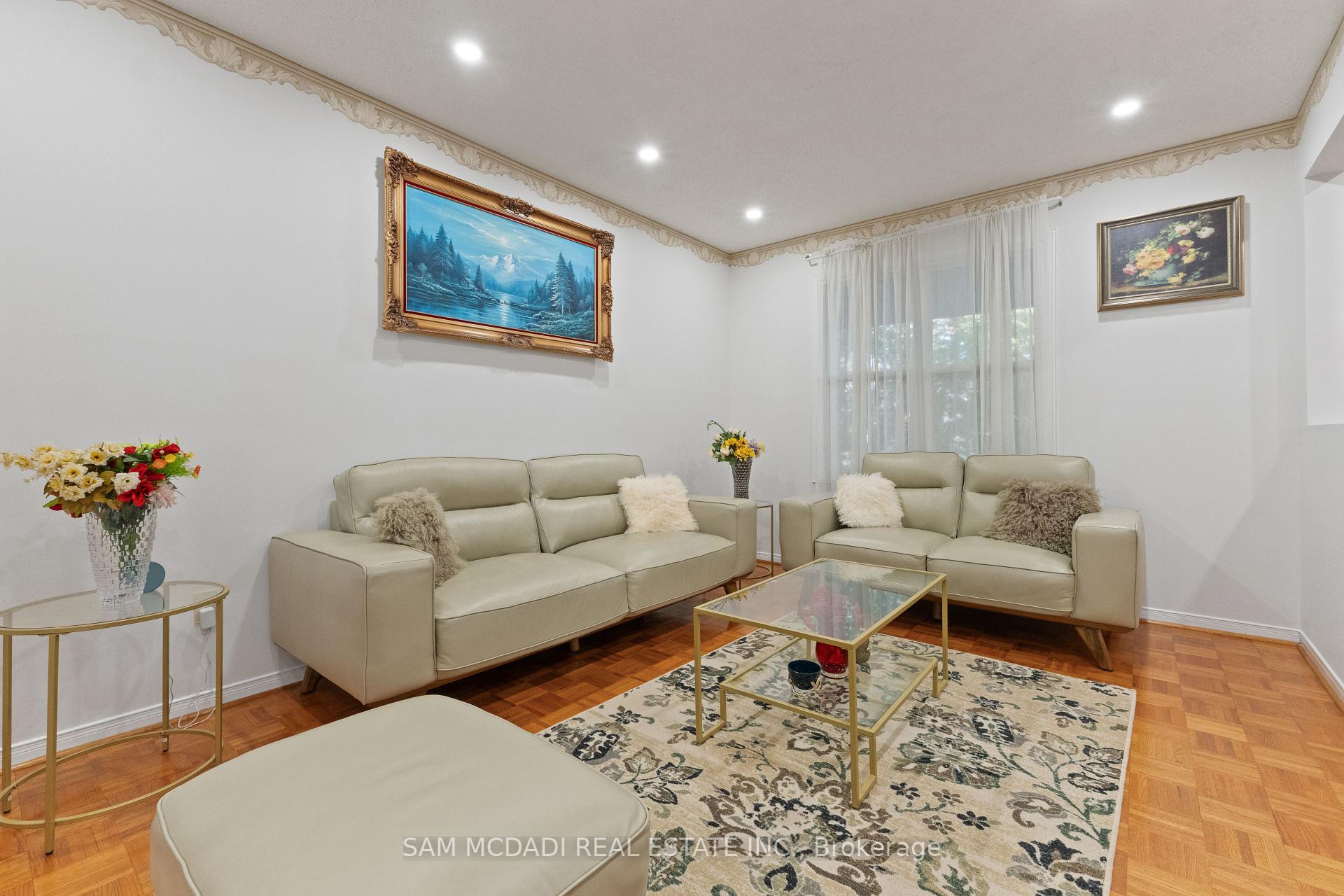 6906 Hickling Crescent