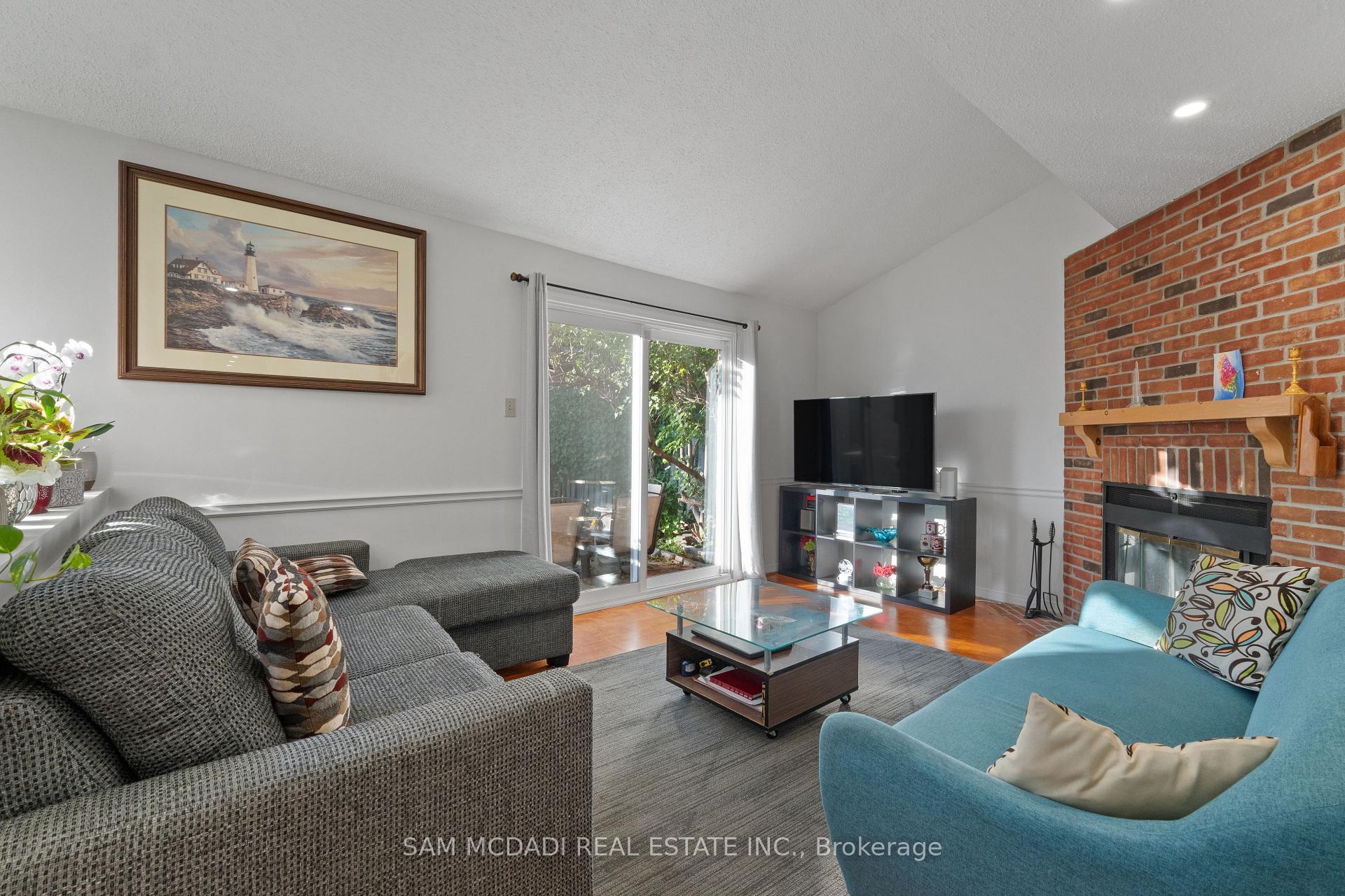 6906 Hickling Crescent