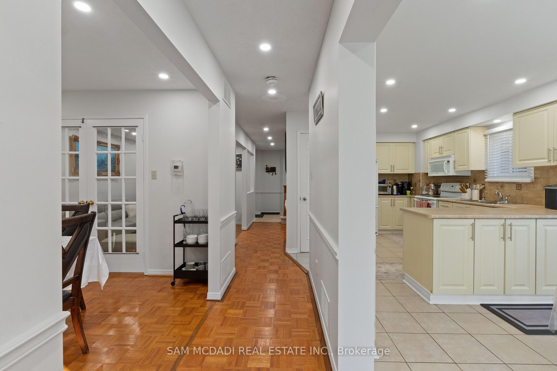 6906 Hickling Crescent