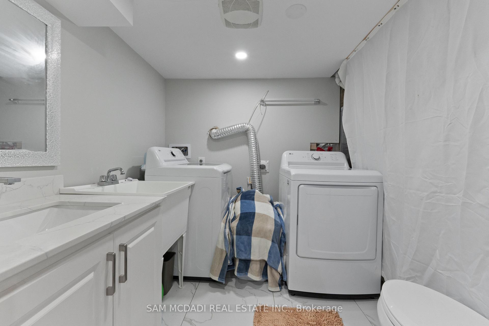 6906 Hickling Crescent