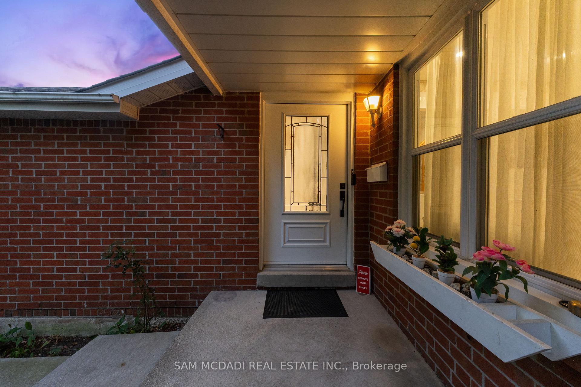 6906 Hickling Crescent