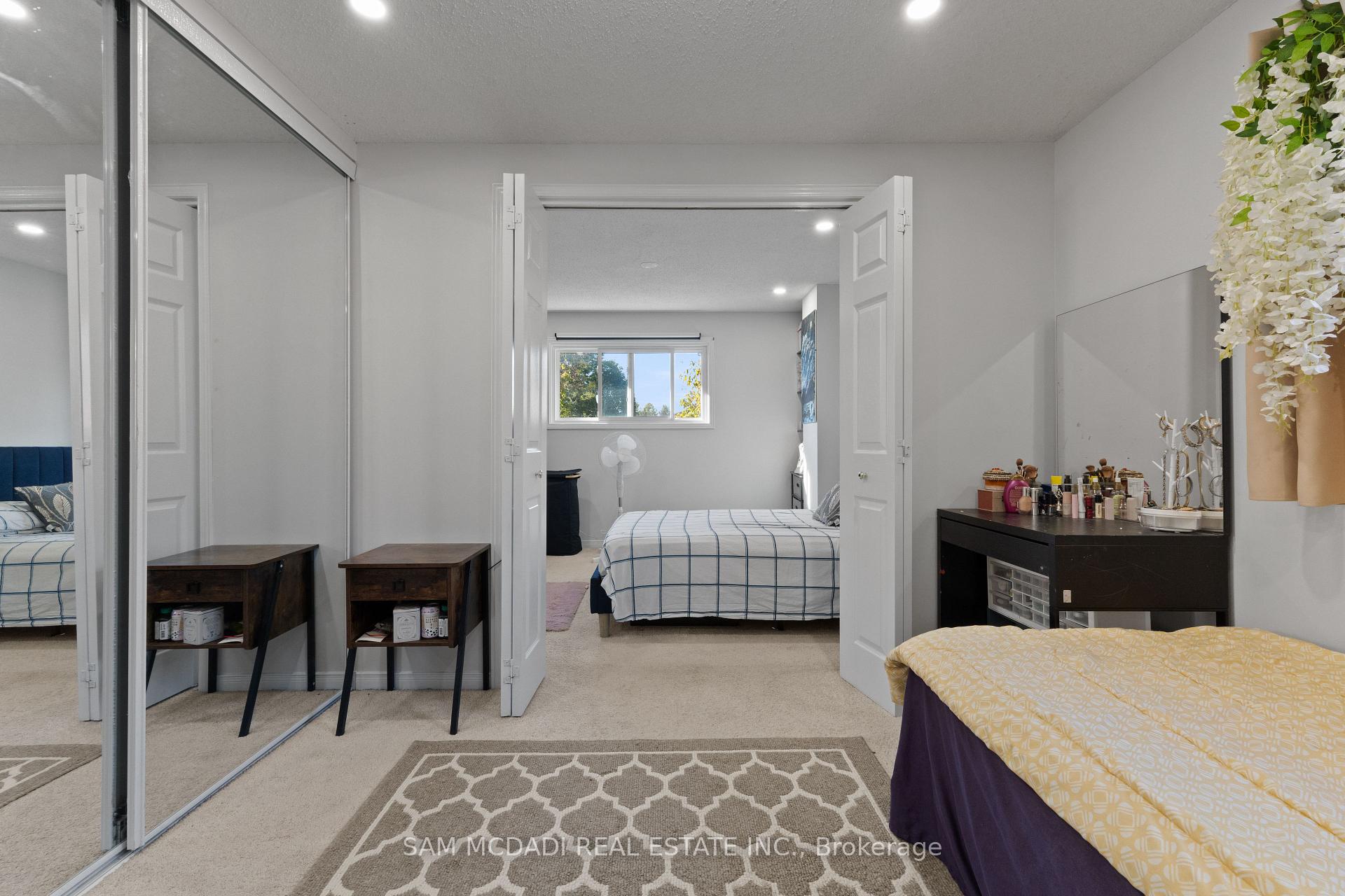 6906 Hickling Crescent