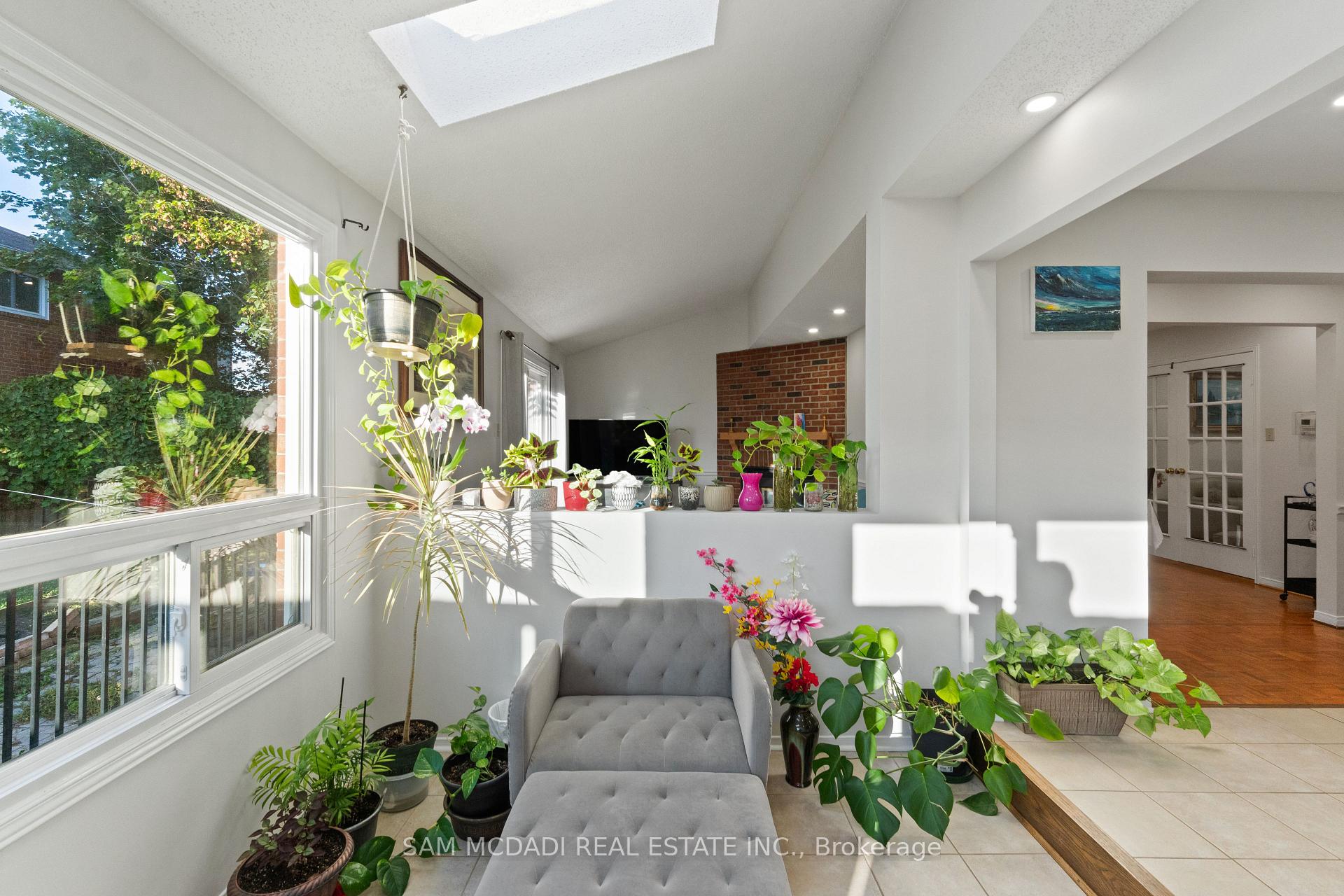 6906 Hickling Crescent