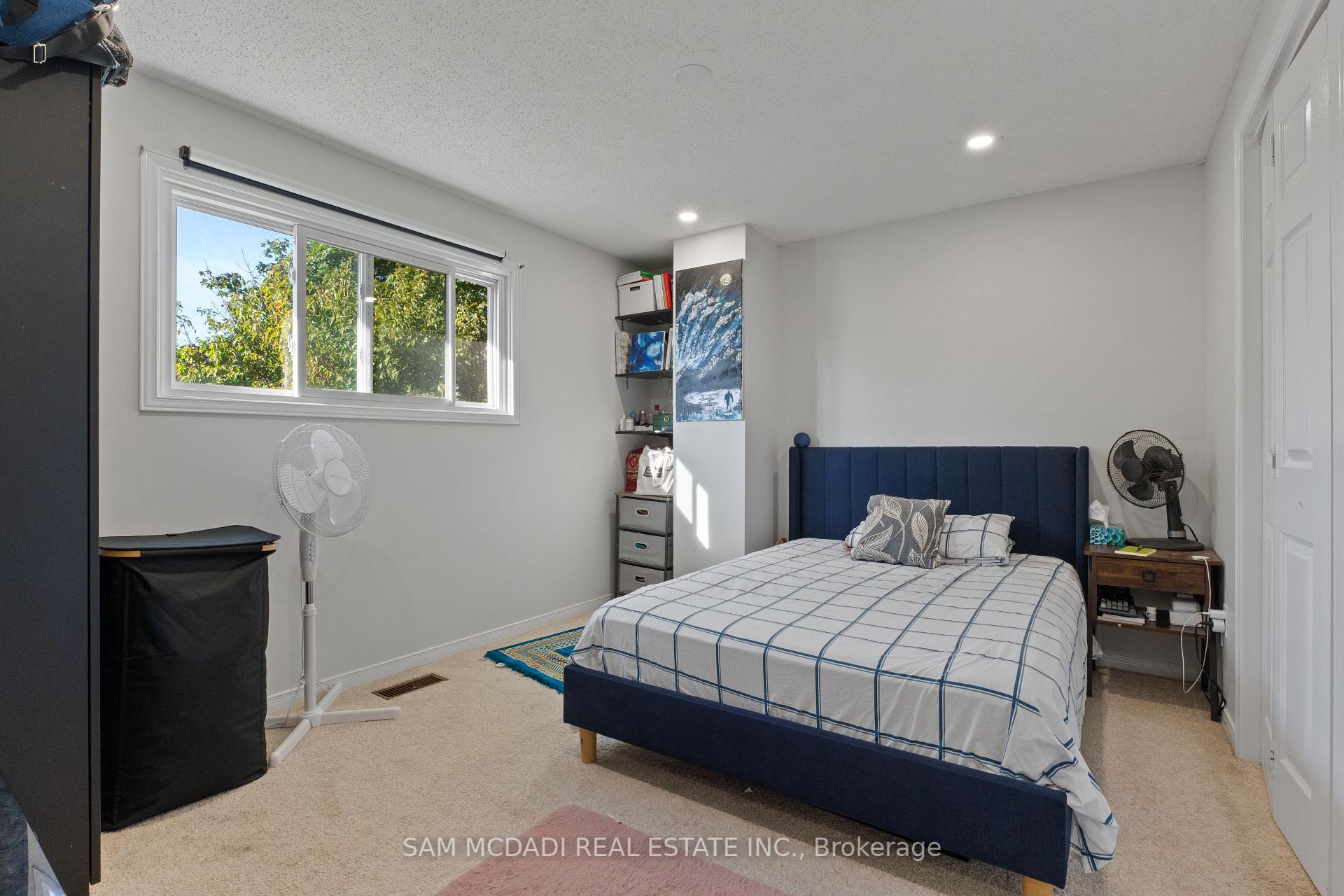 6906 Hickling Crescent