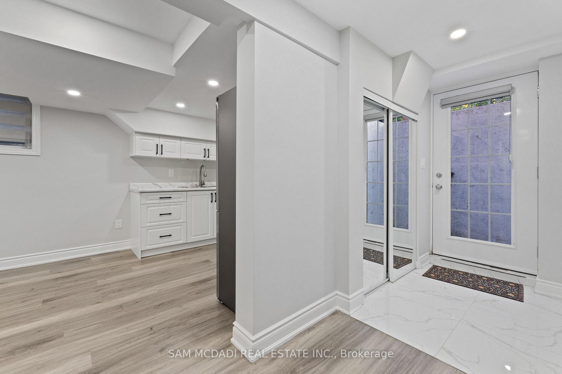 6906 Hickling Crescent