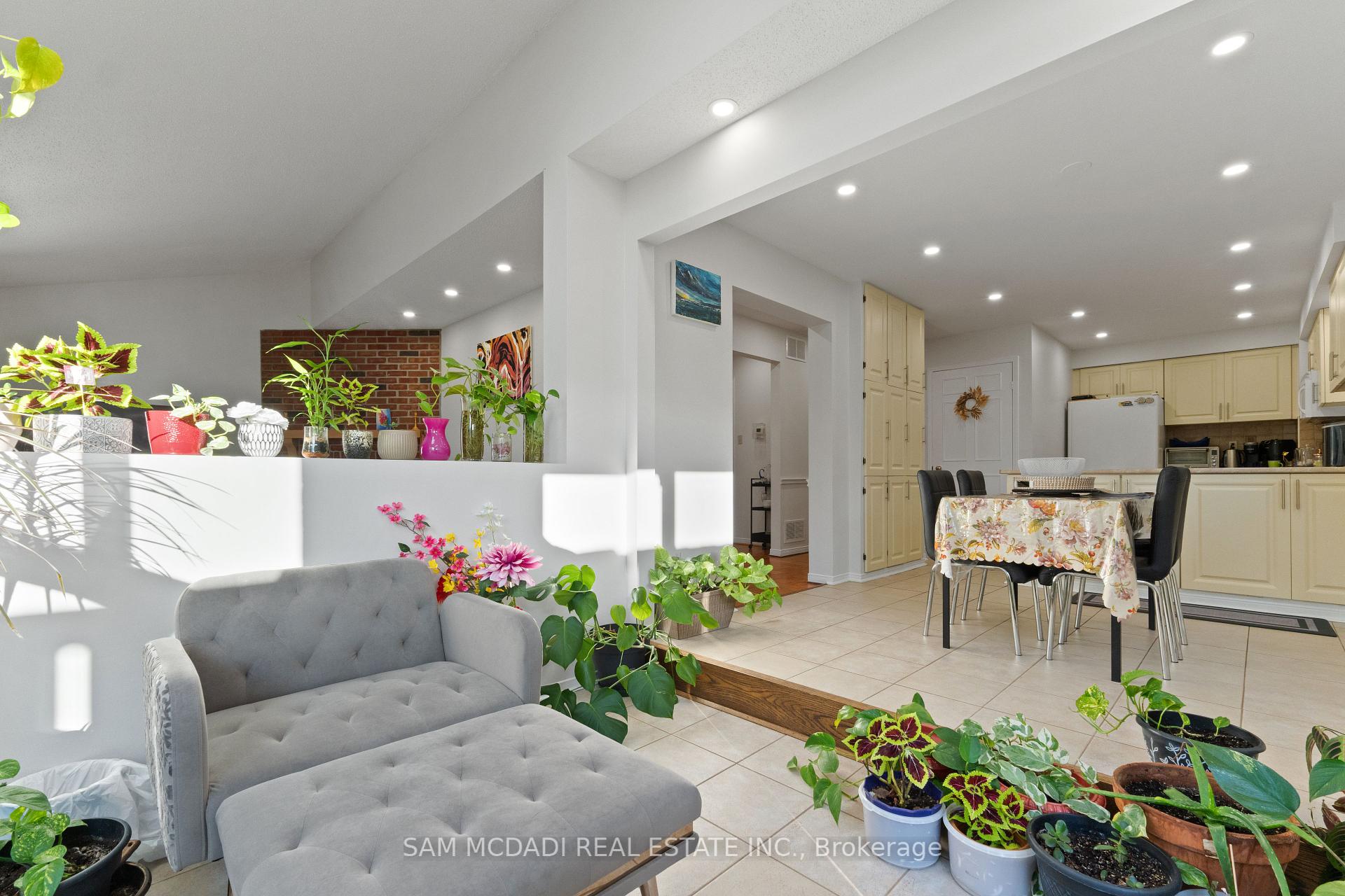 6906 Hickling Crescent