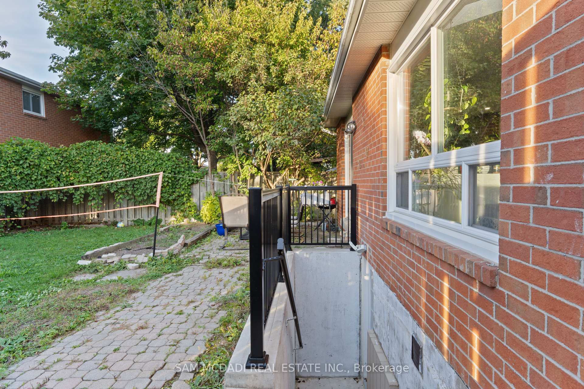 6906 Hickling Crescent