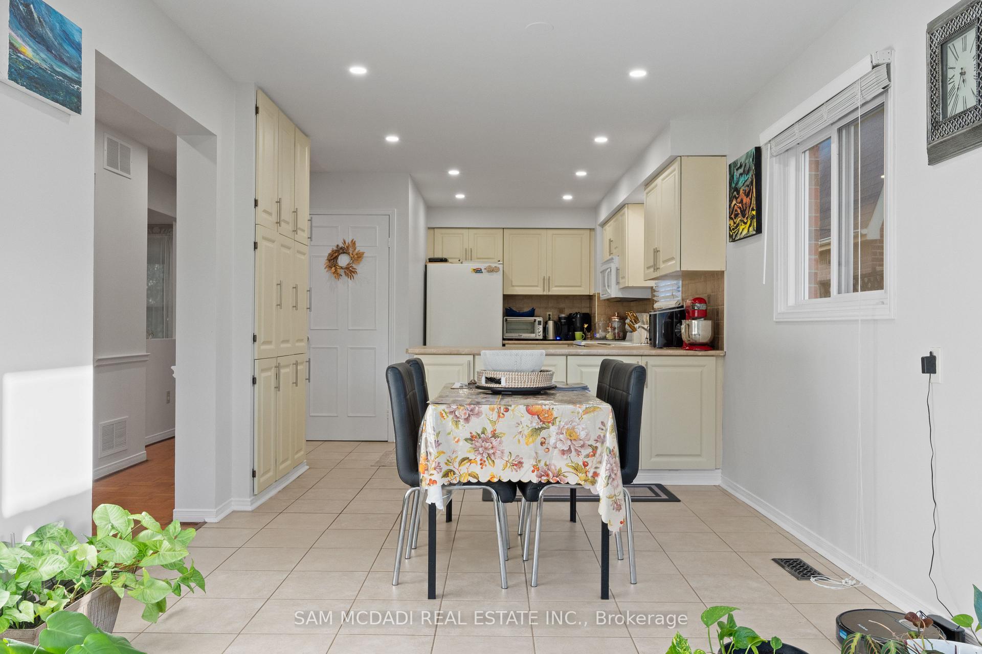 6906 Hickling Crescent