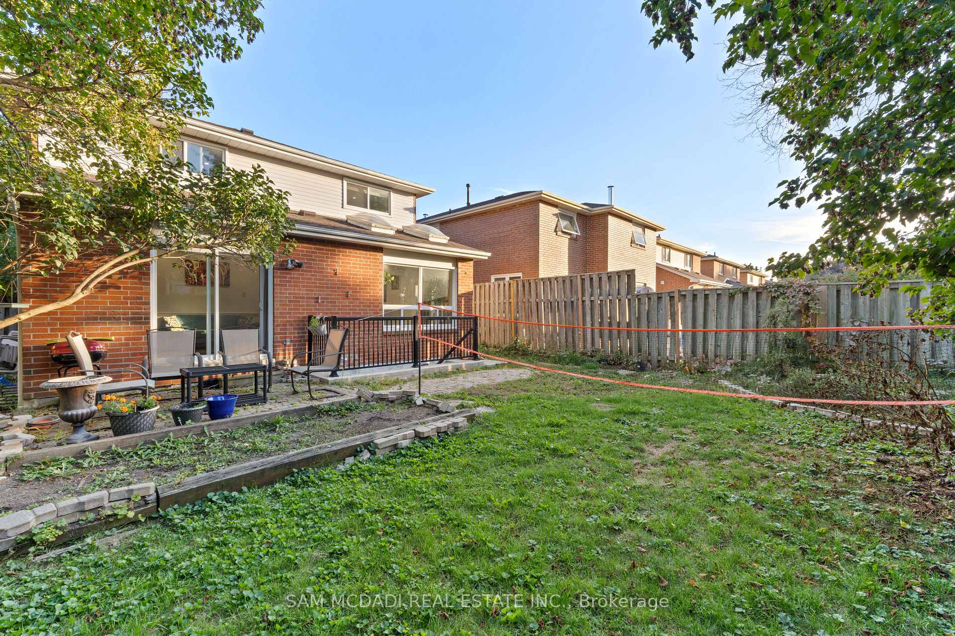 6906 Hickling Crescent