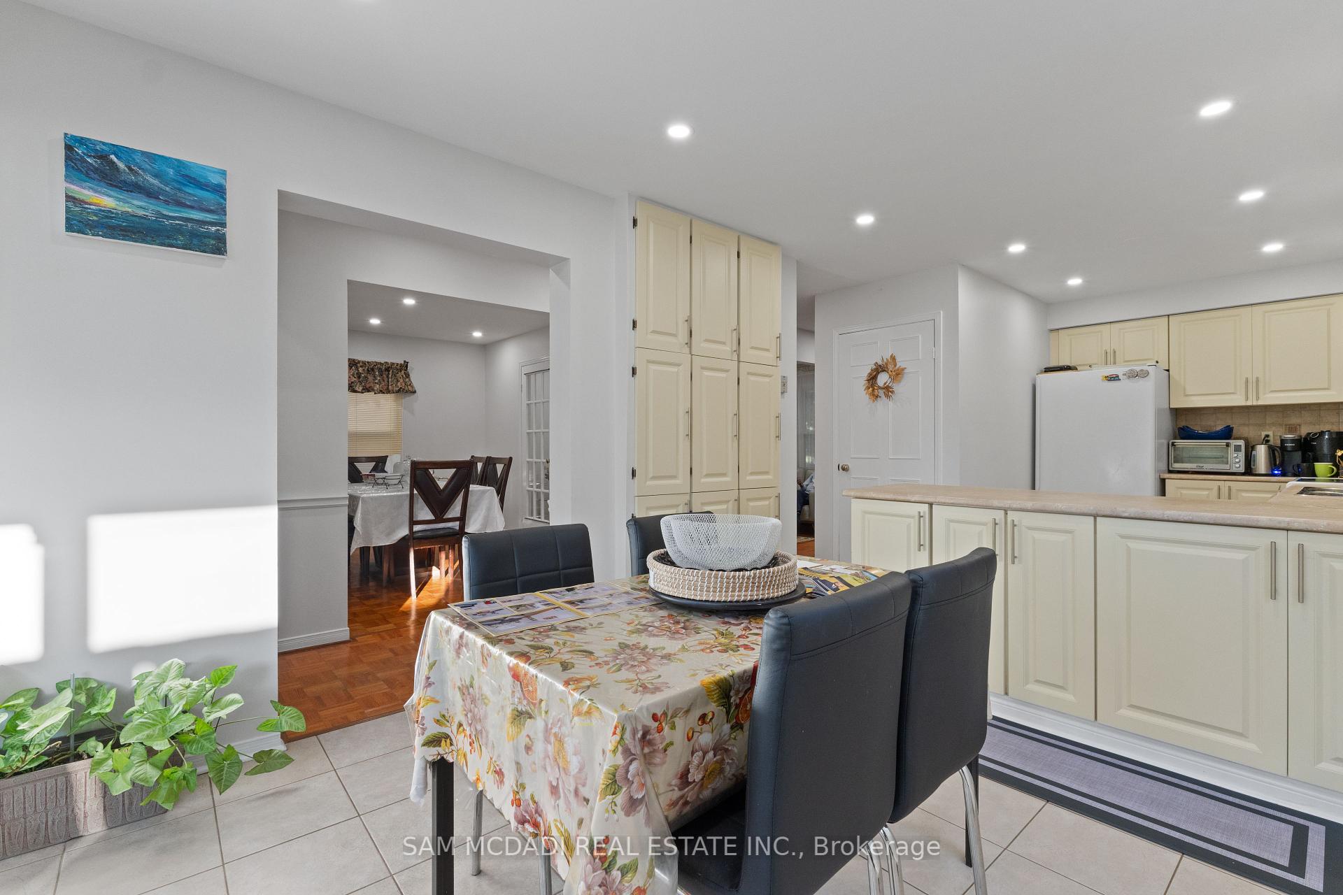 6906 Hickling Crescent