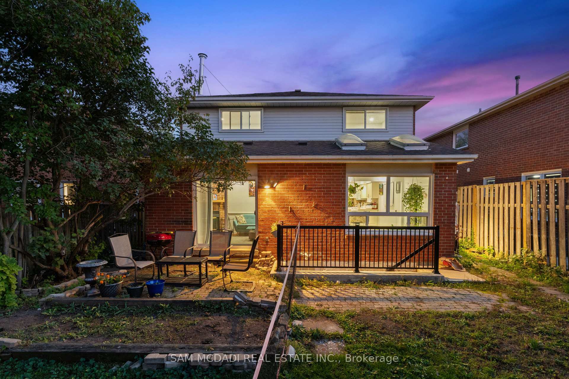 6906 Hickling Crescent