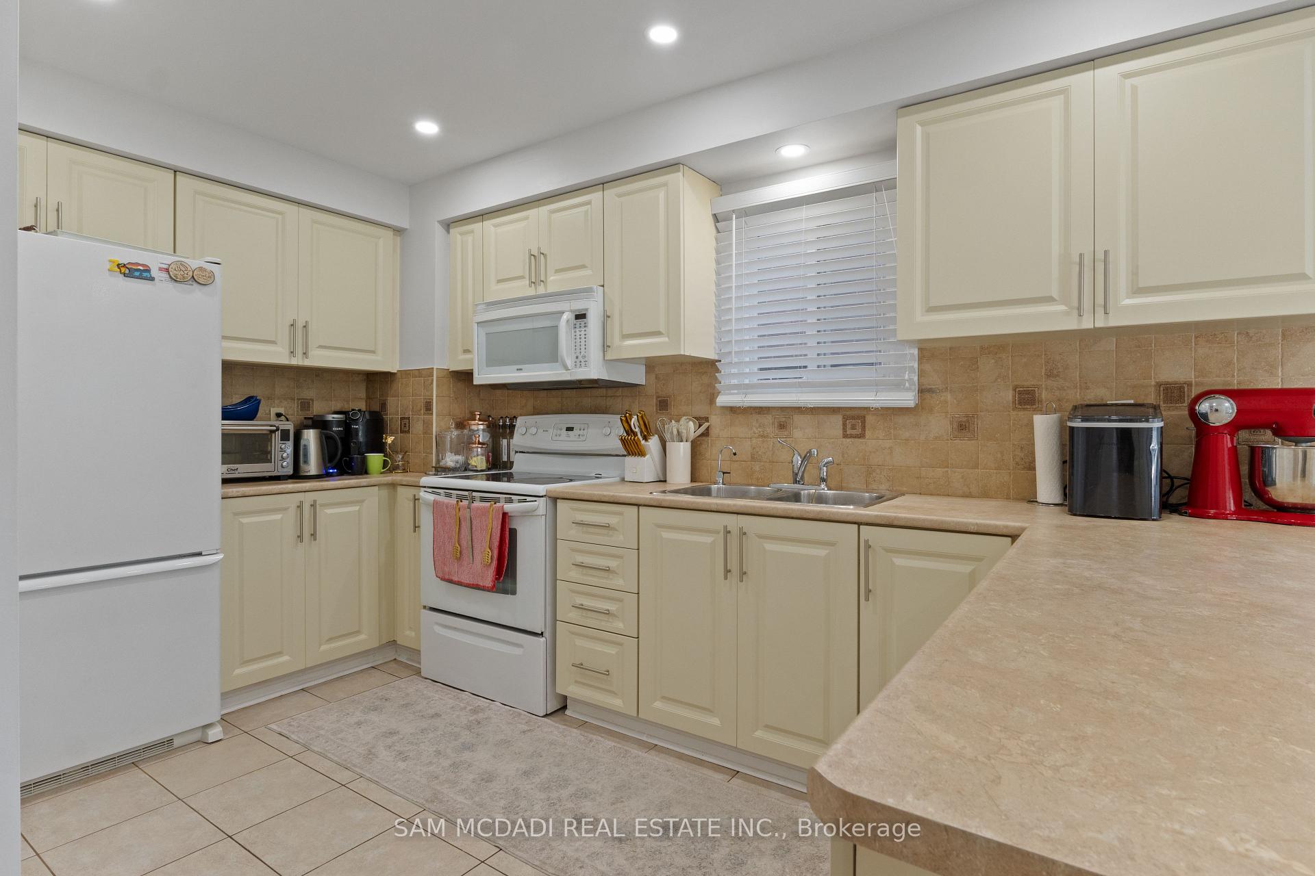 6906 Hickling Crescent