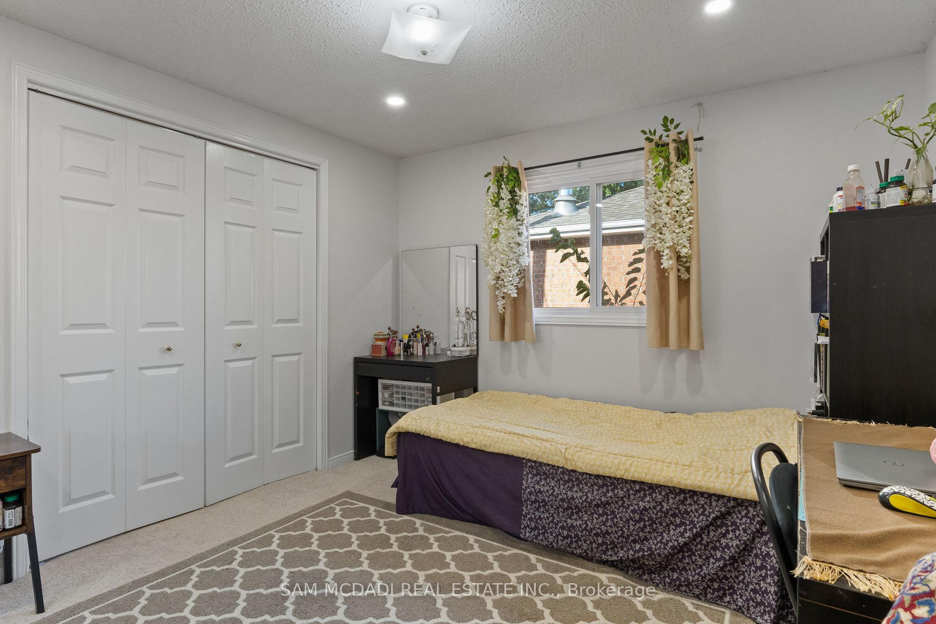 6906 Hickling Crescent