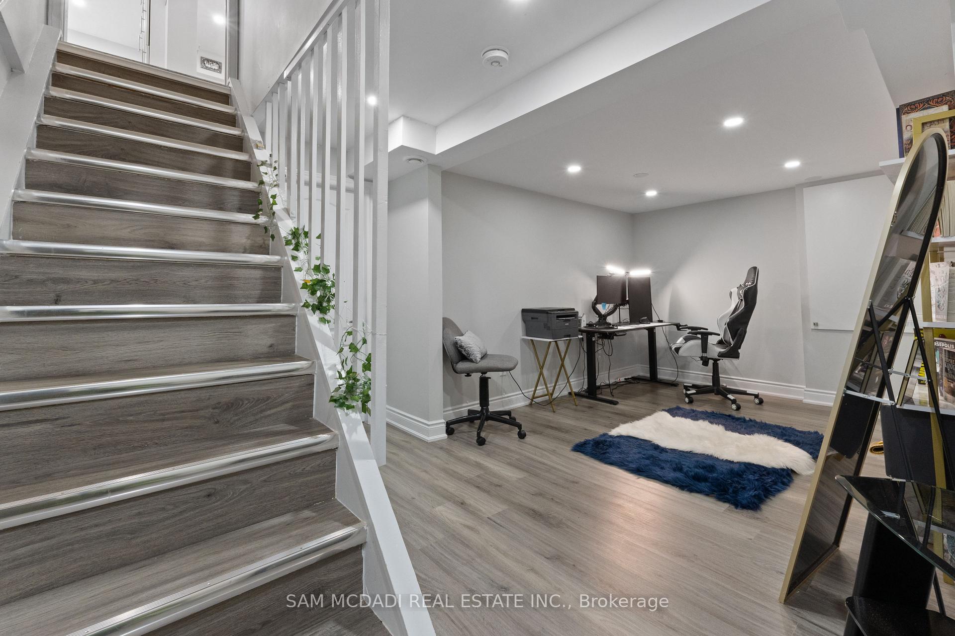 6906 Hickling Crescent