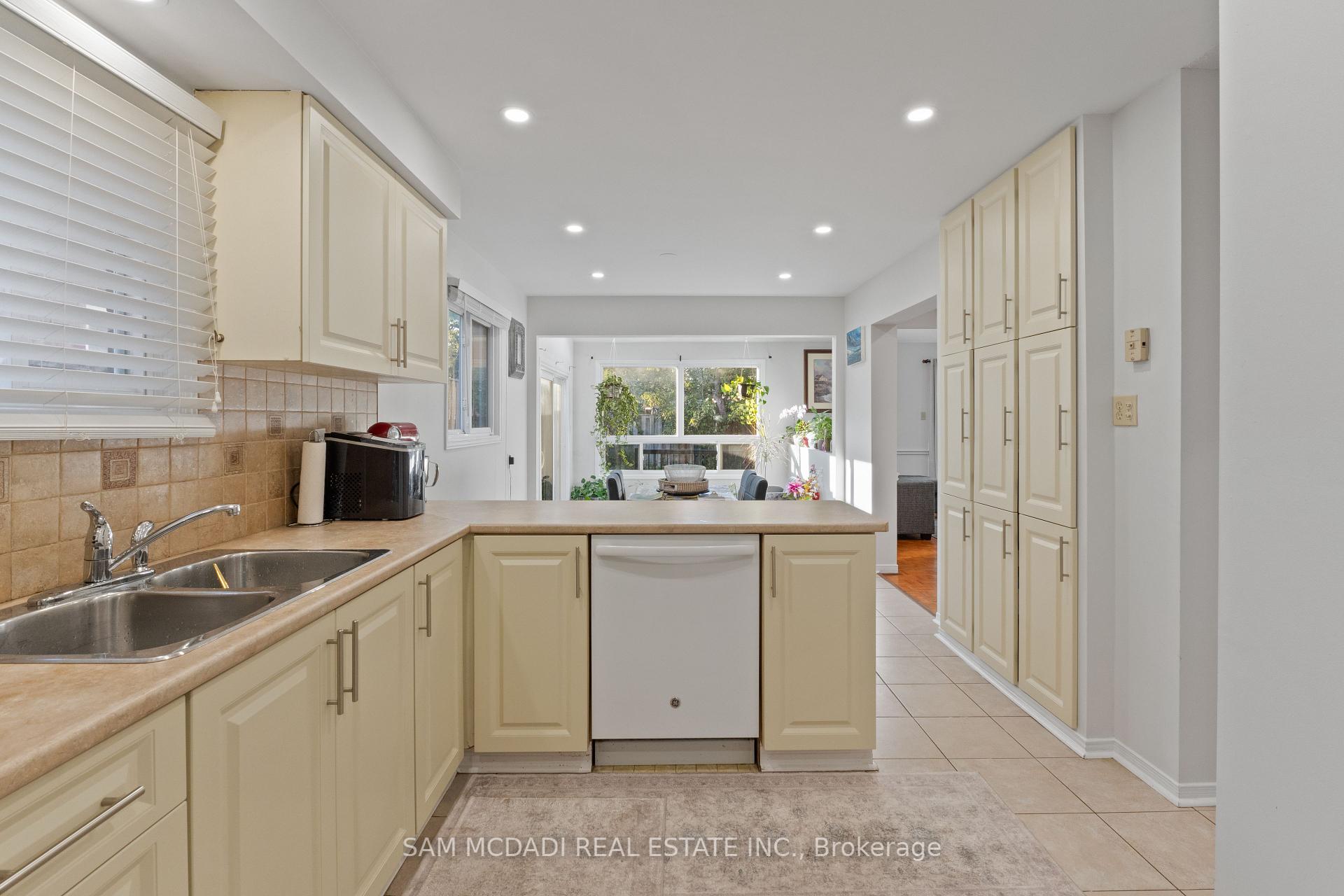 6906 Hickling Crescent