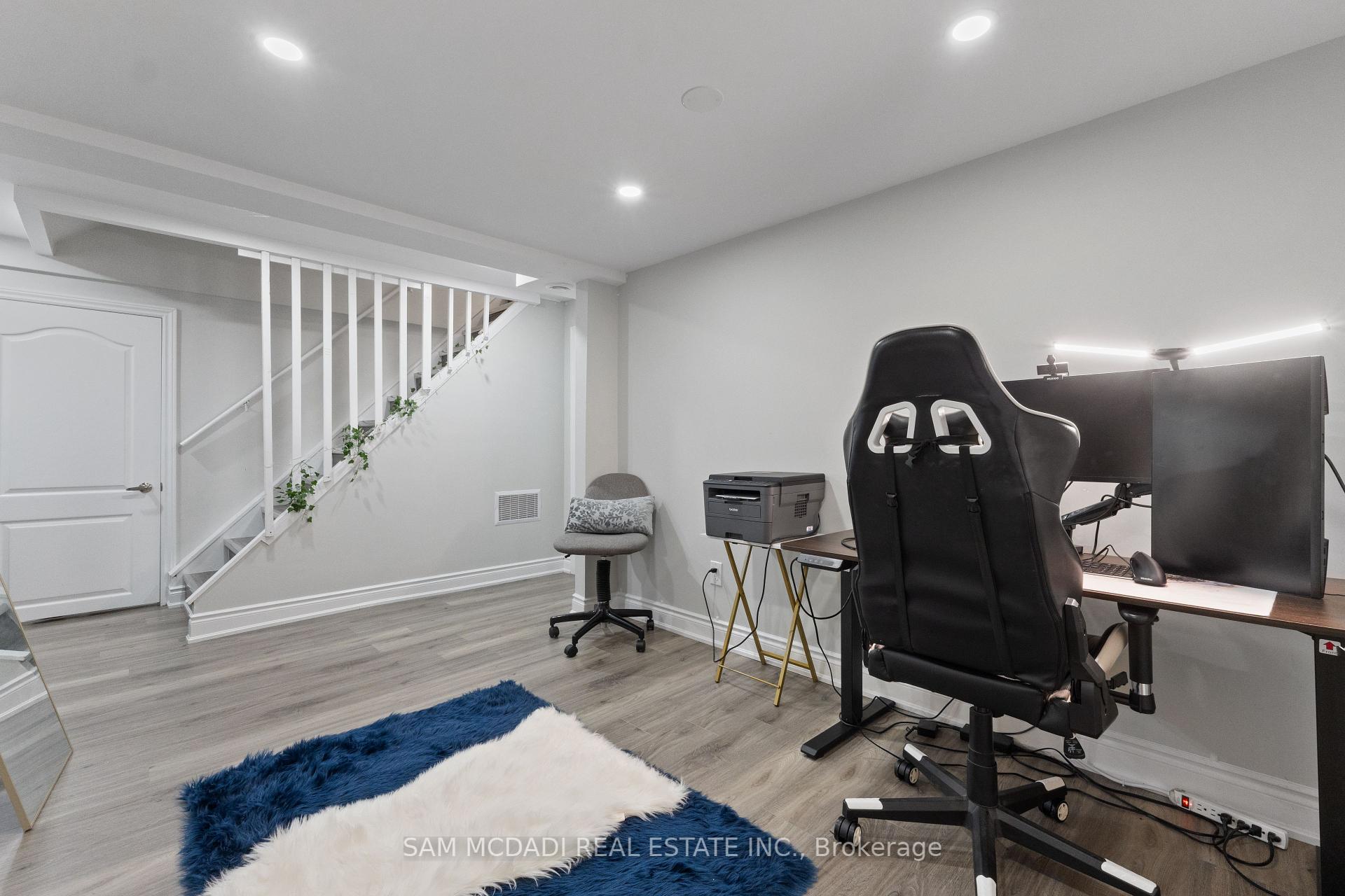 6906 Hickling Crescent