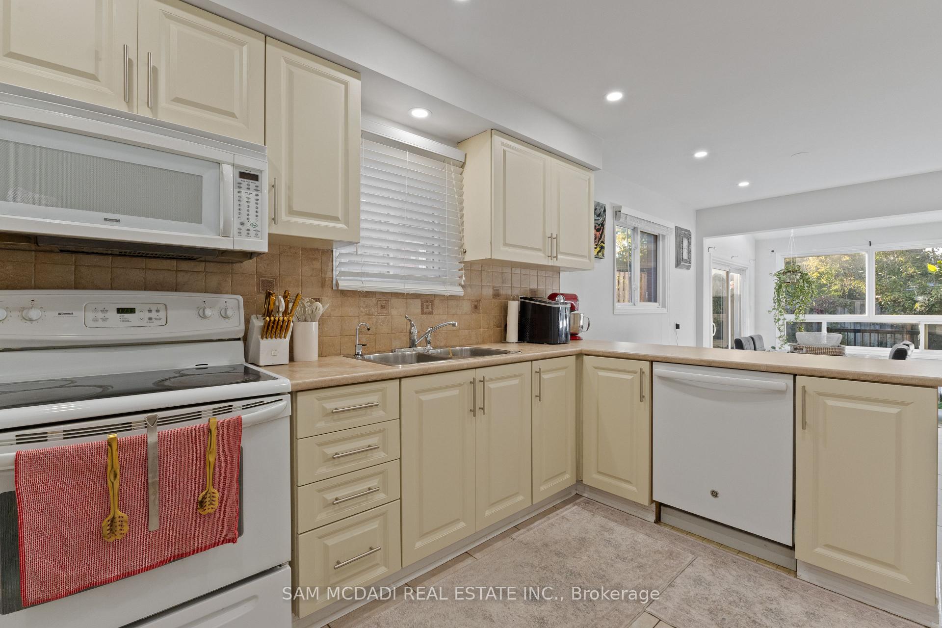 6906 Hickling Crescent