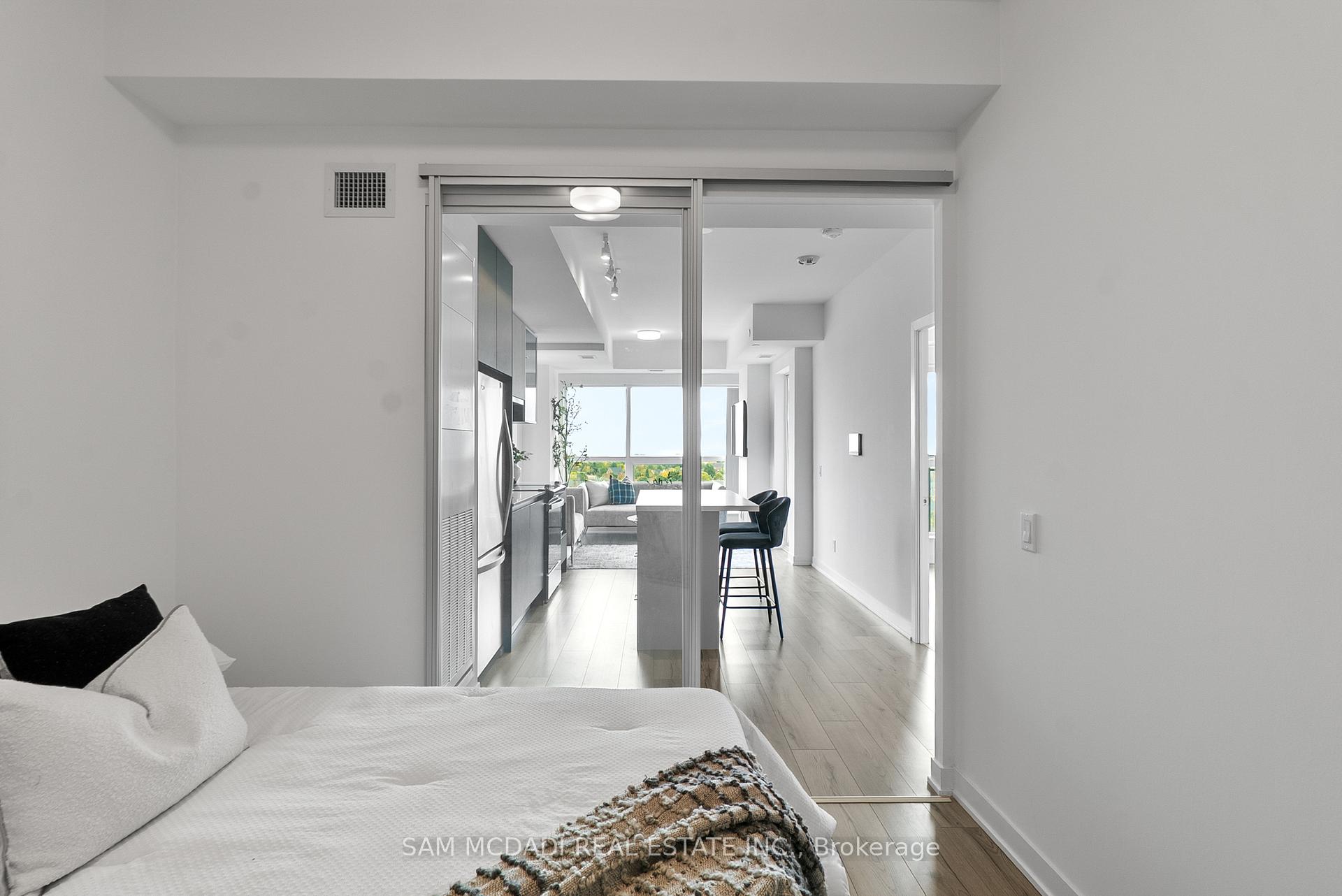 405 Dundas Street W 722