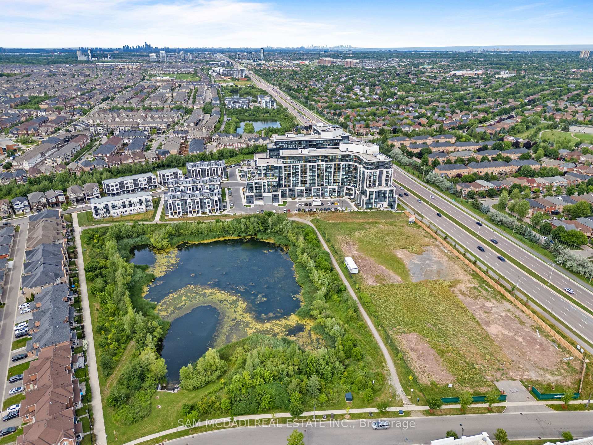 405 Dundas Street W 722