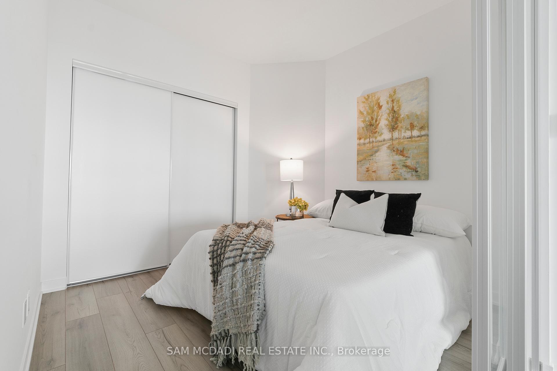 405 Dundas Street W 722
