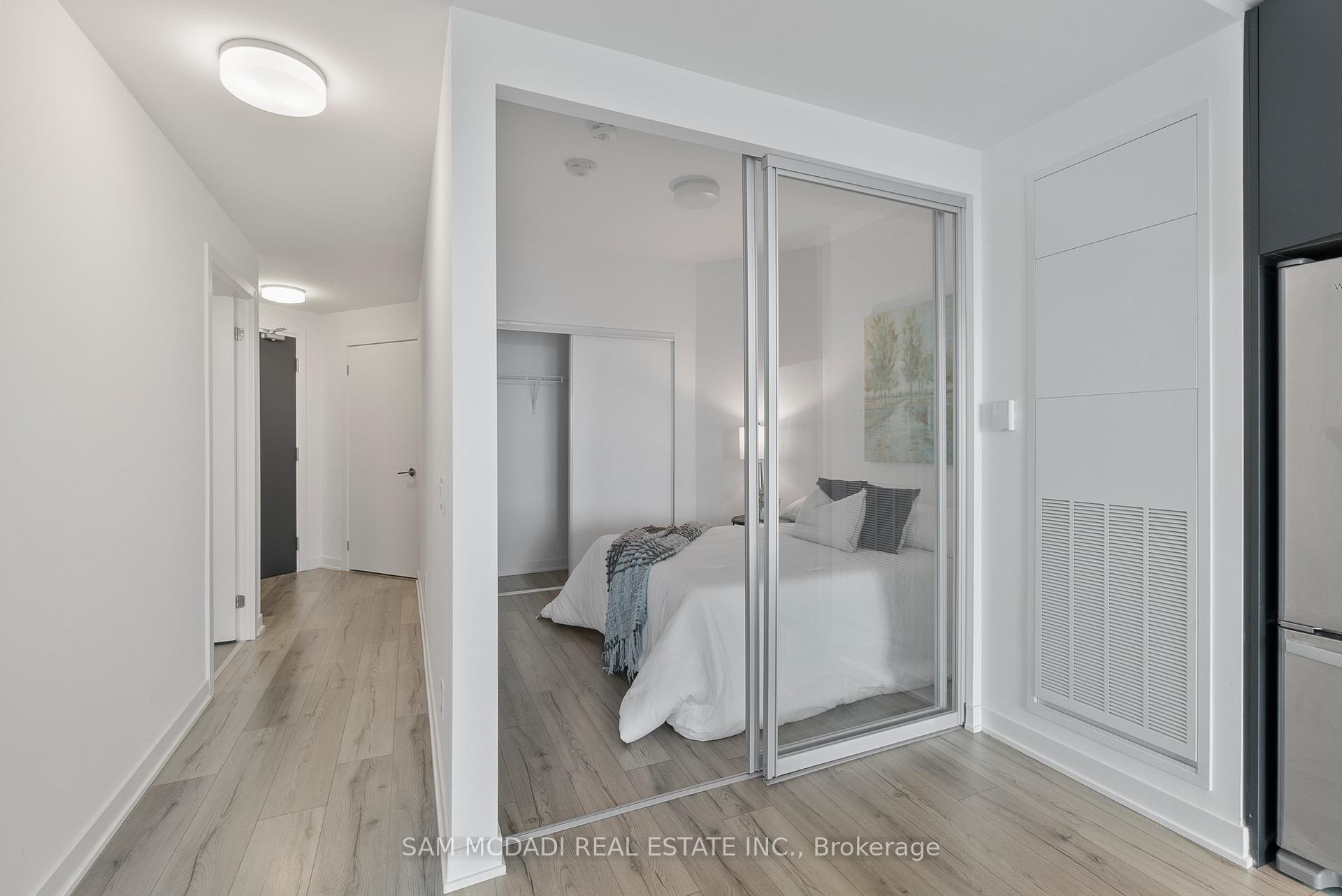 405 Dundas Street W 722