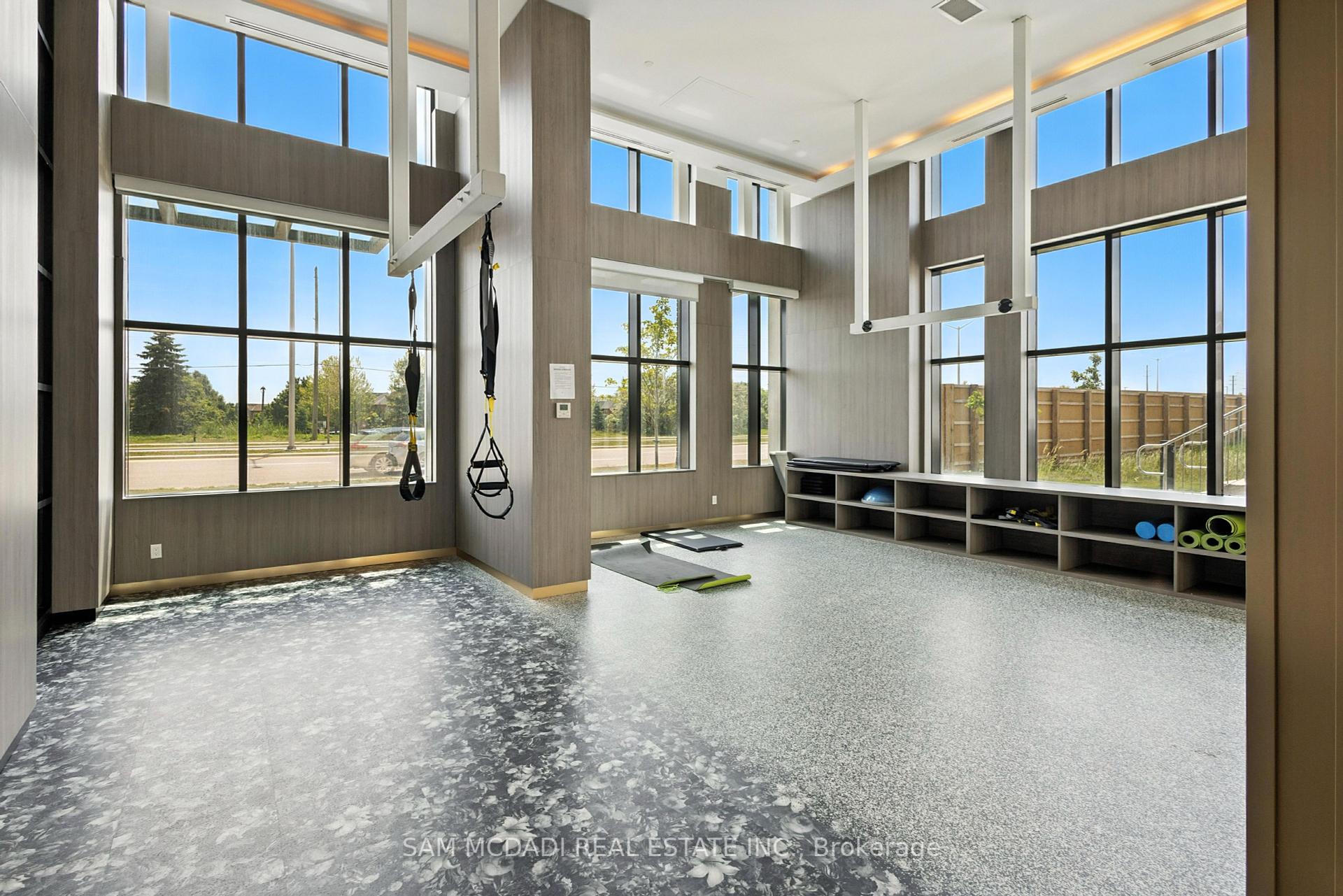 405 Dundas Street W 722