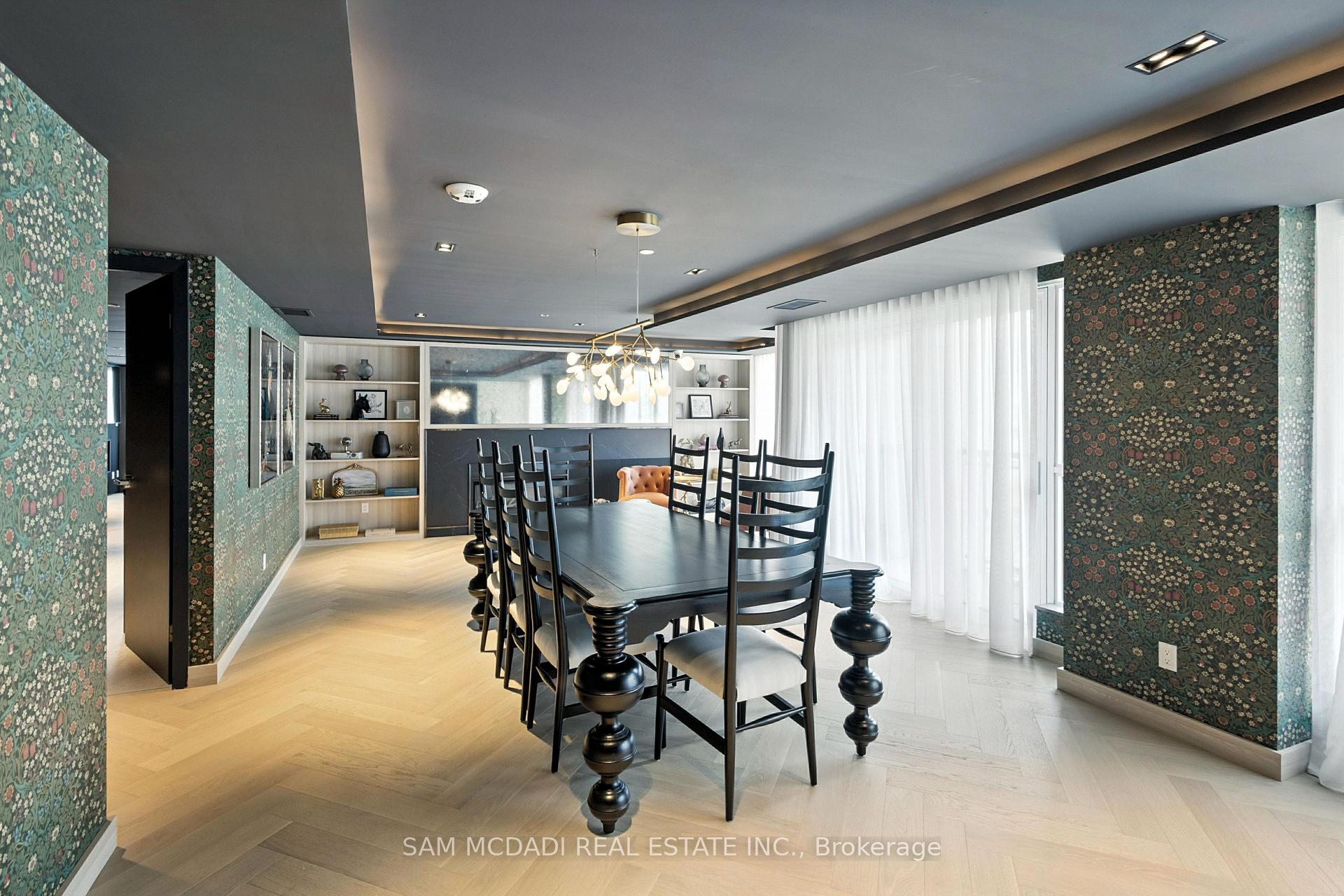 405 Dundas Street W 722