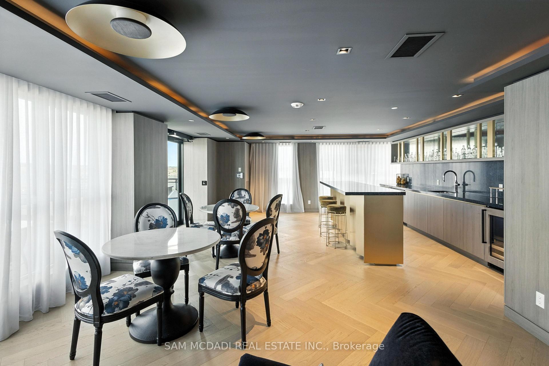 405 Dundas Street W 722