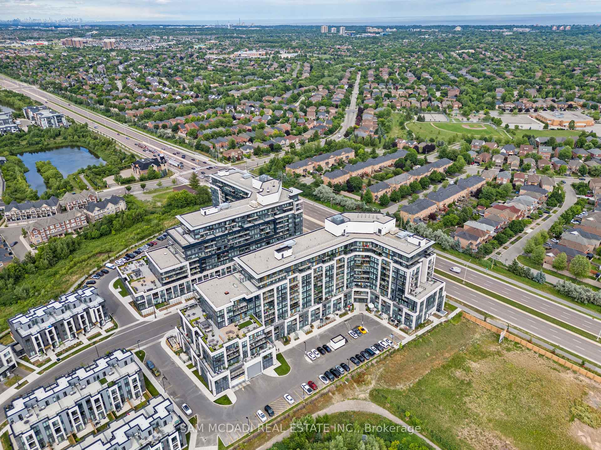 405 Dundas Street W 722