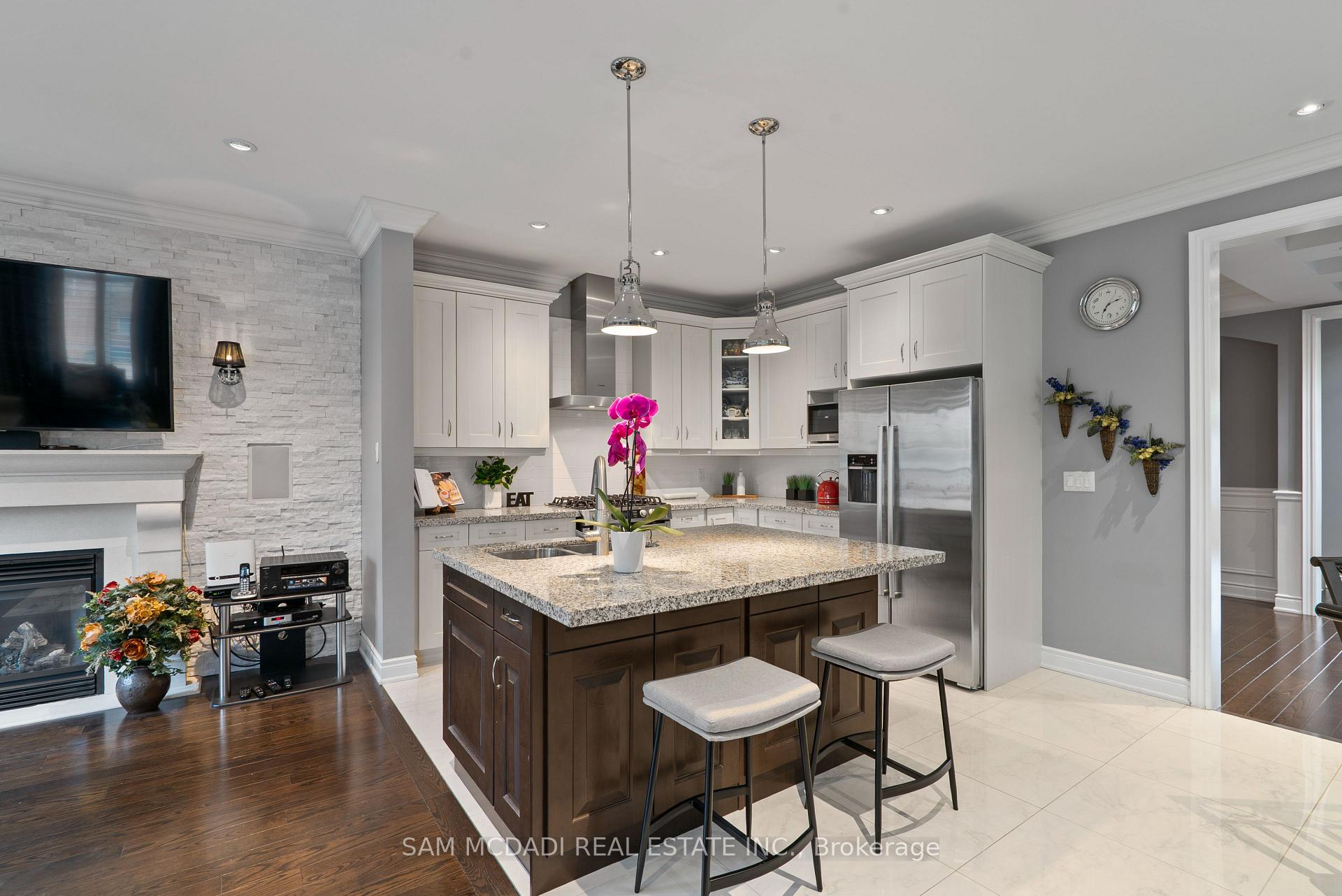 2469 Chateau Common