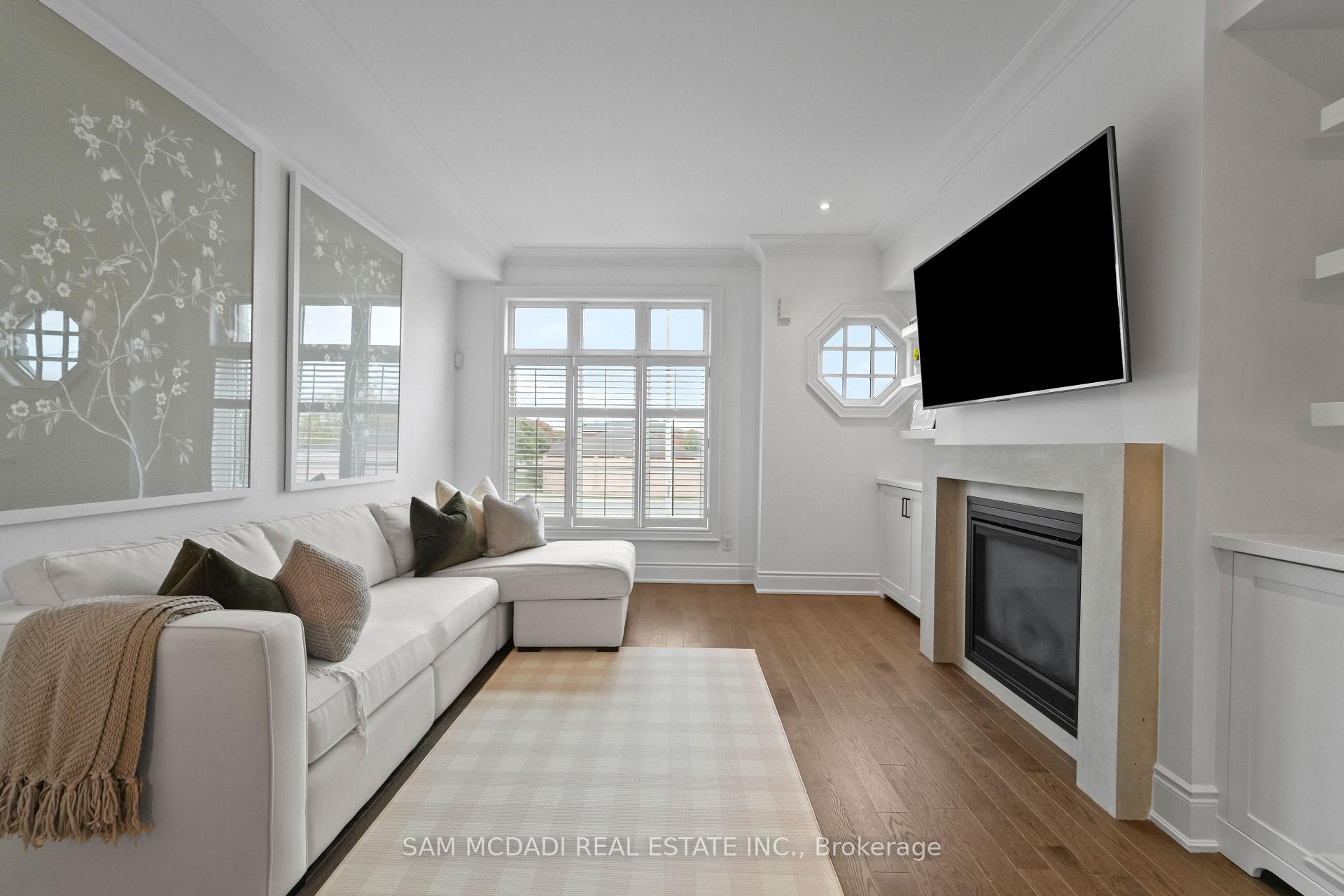 2160 Trafalgar Road 2, Oakville Unit: 2