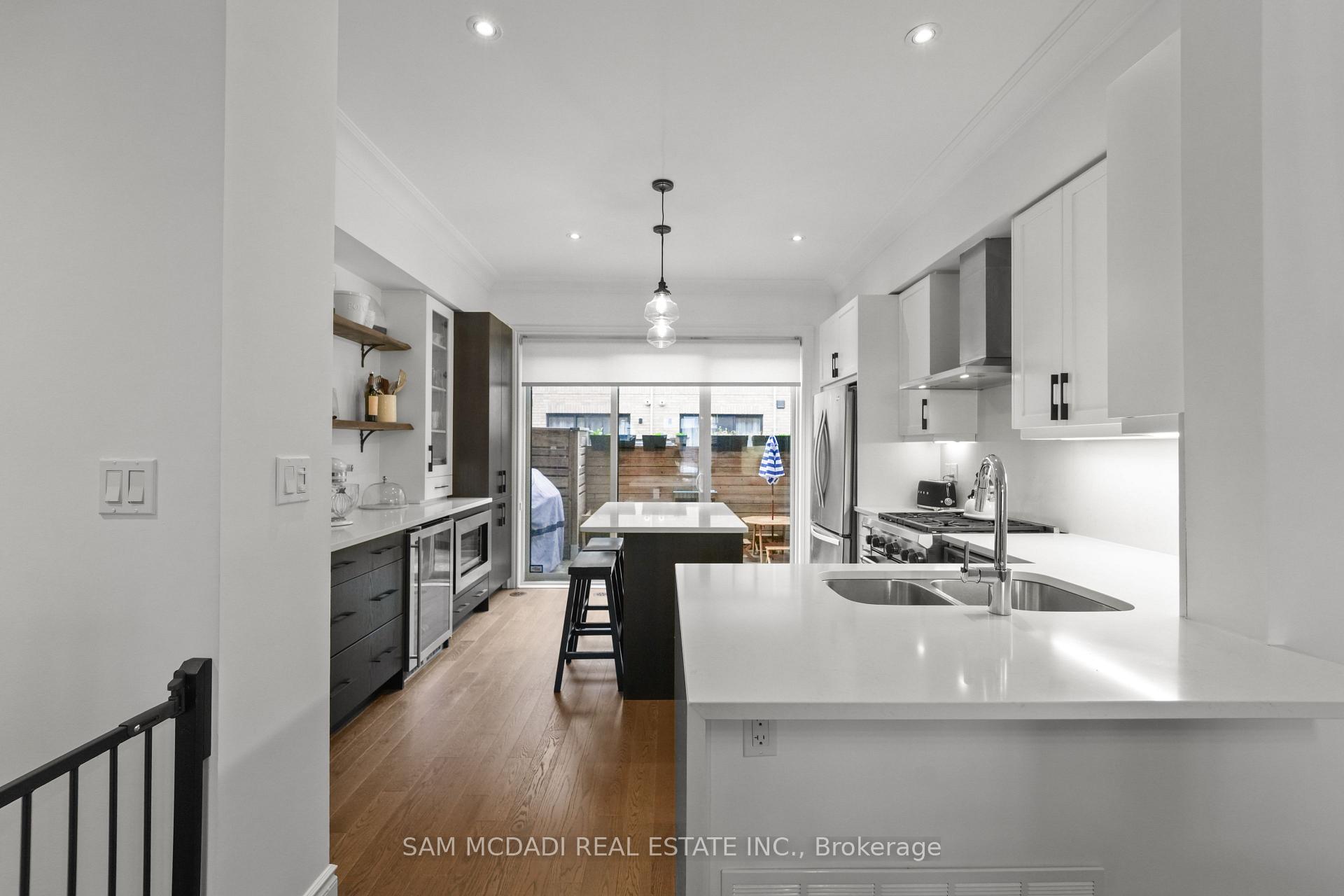 2160 Trafalgar Road 2, Oakville Unit: 2