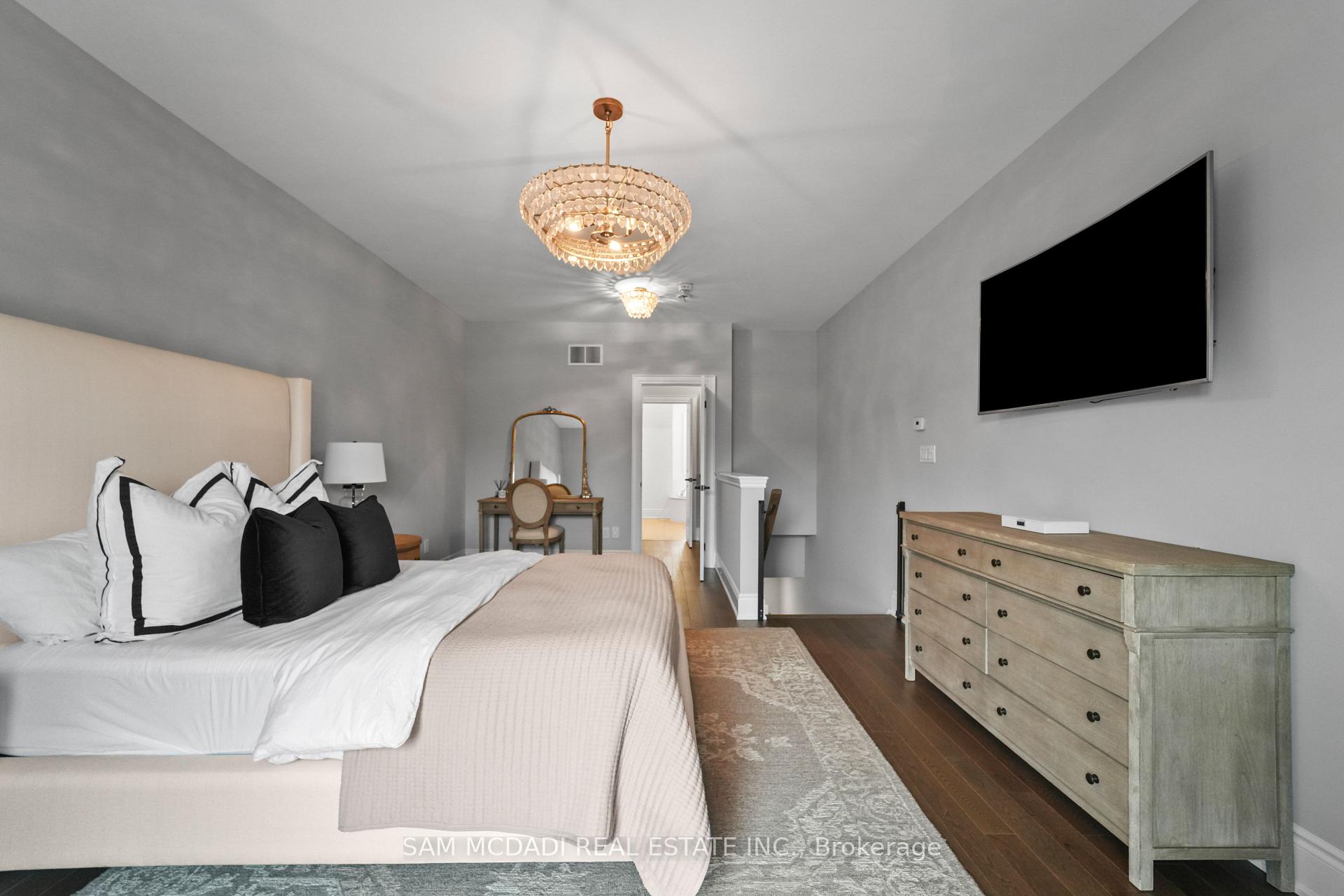 2160 Trafalgar Road 2, Oakville Unit: 2