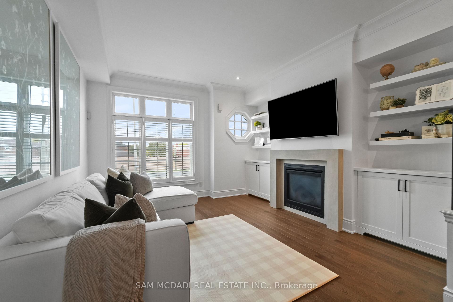 2160 Trafalgar Road 2, Oakville Unit: 2
