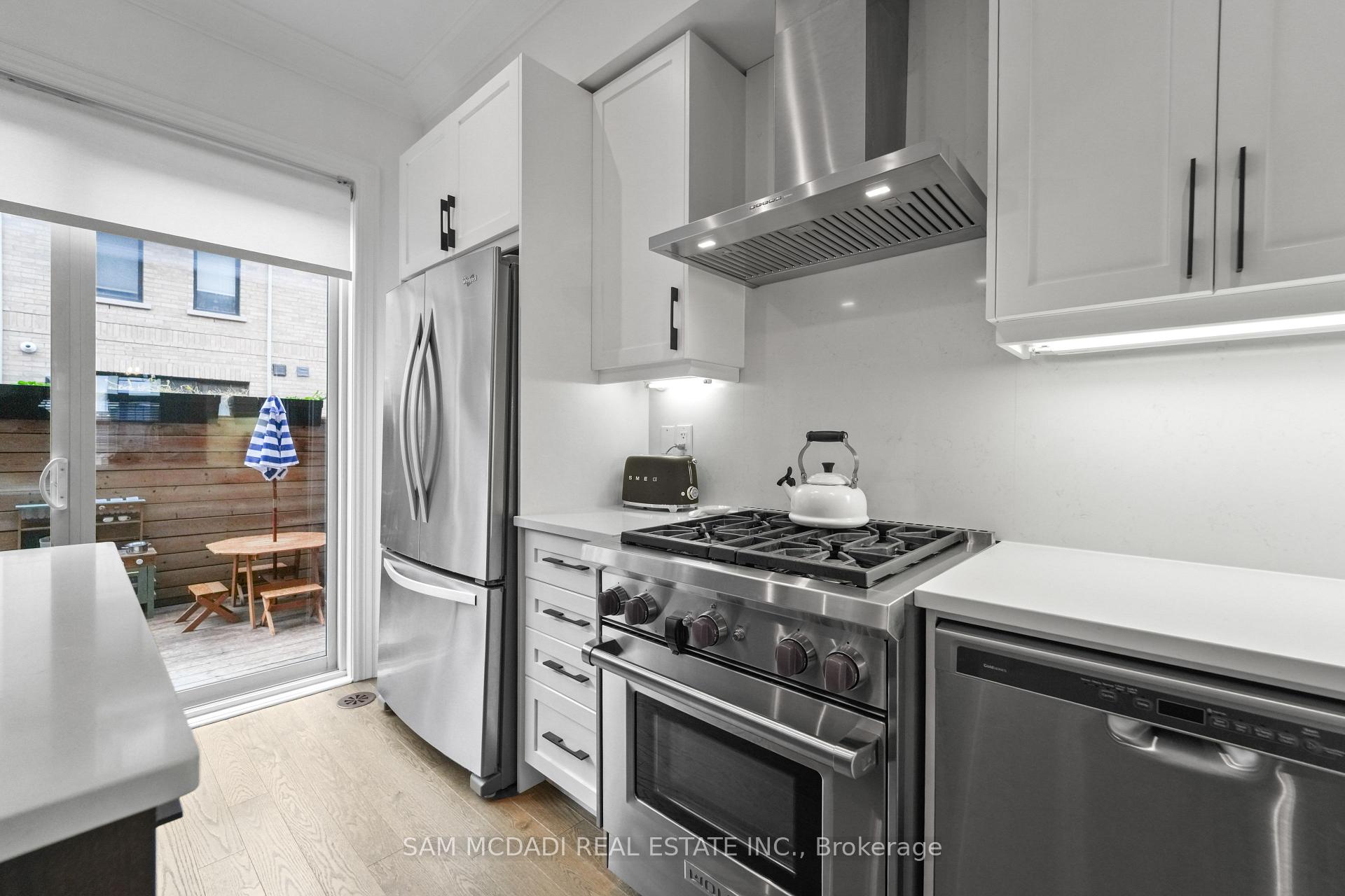 2160 Trafalgar Road 2, Oakville Unit: 2