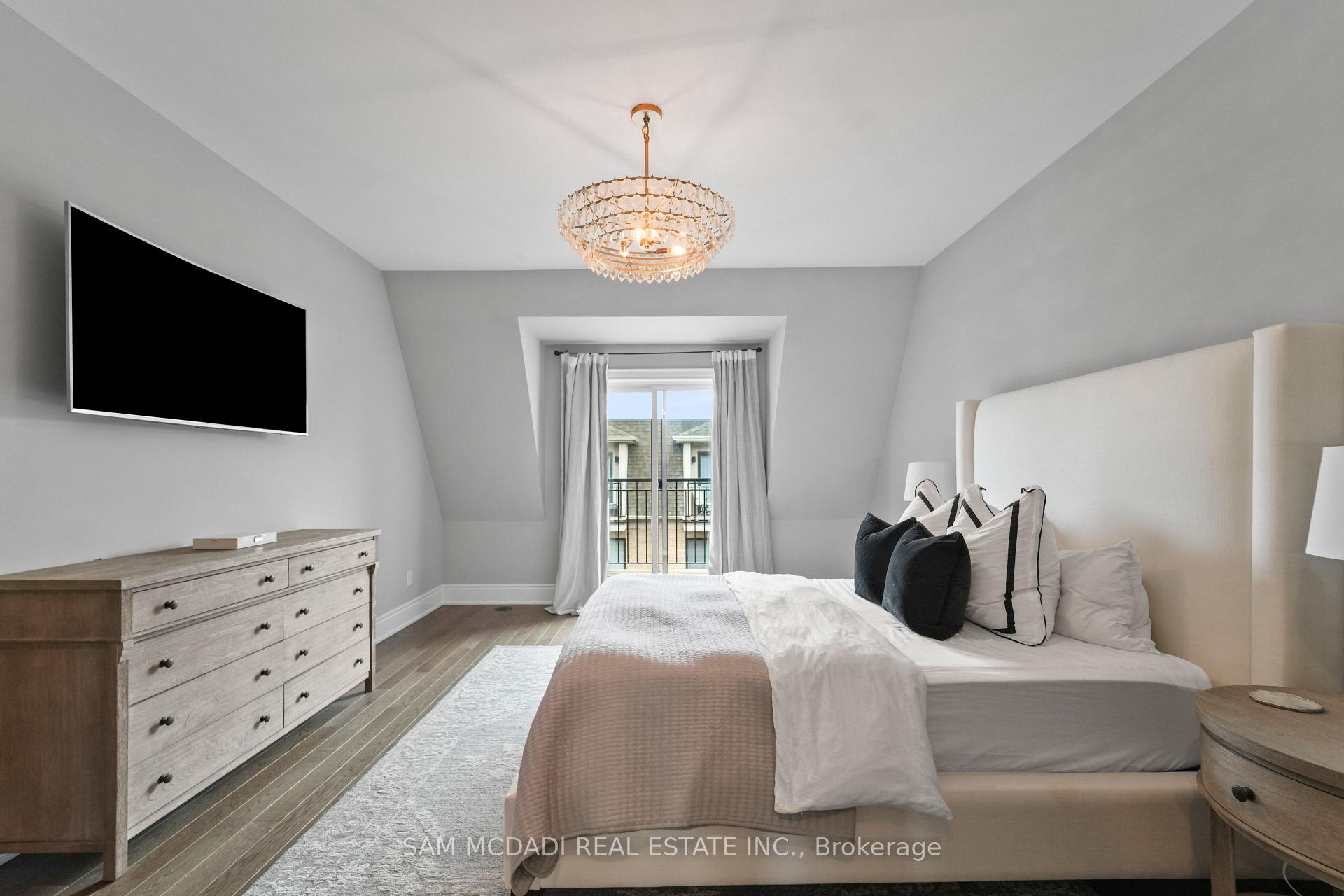 2160 Trafalgar Road 2, Oakville Unit: 2