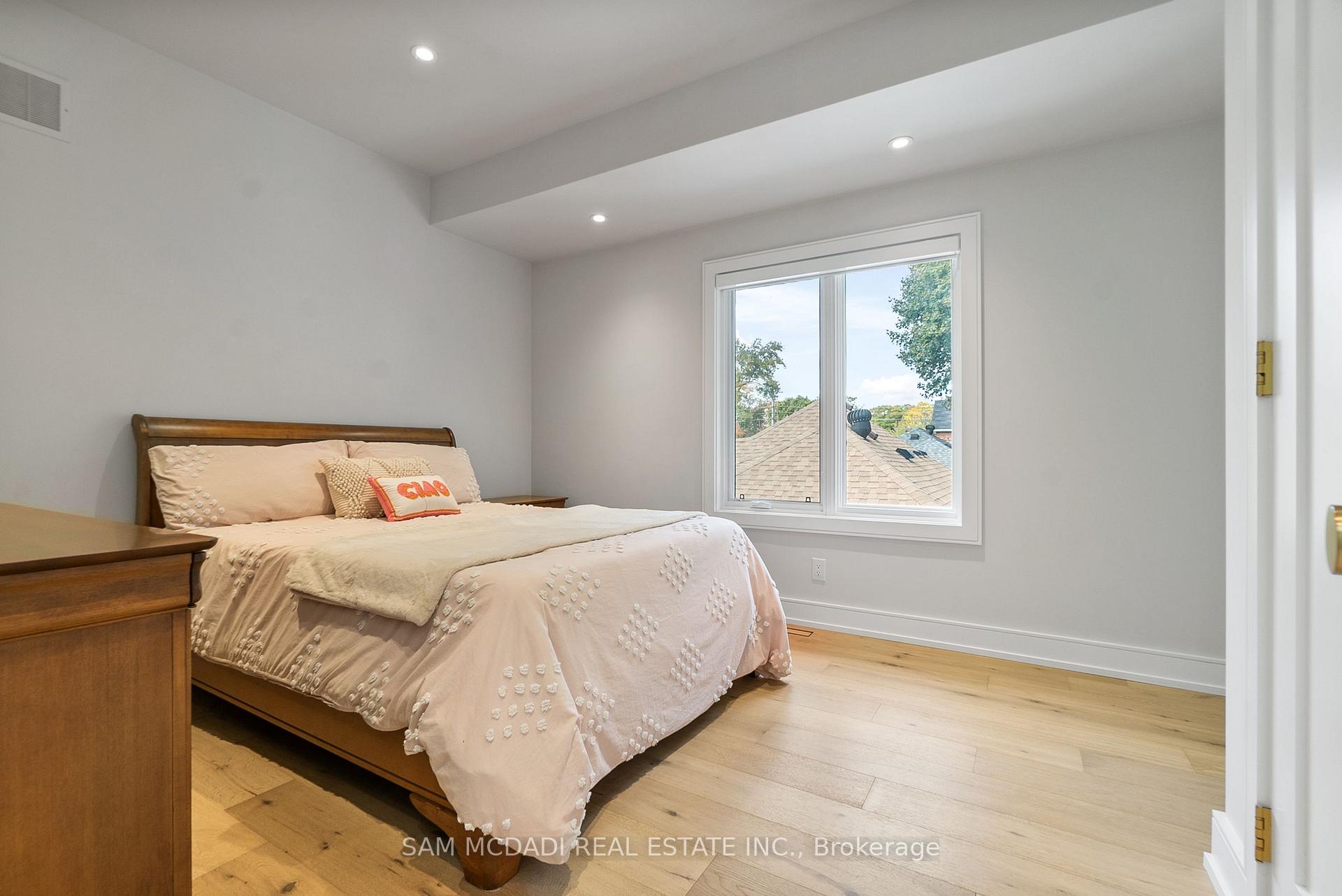 39 Oakwood Avenue N, Mississauga