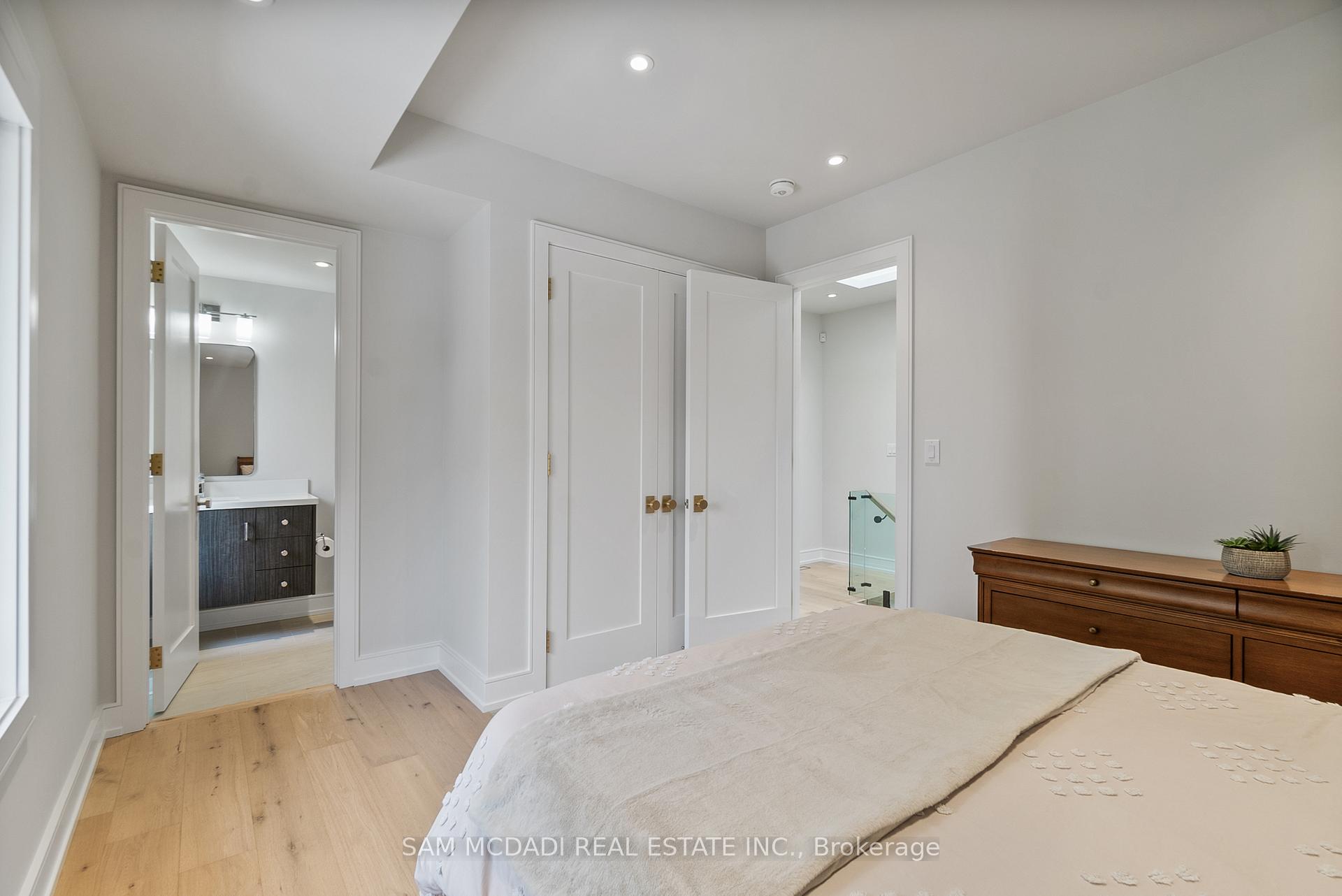 39 Oakwood Avenue N, Mississauga