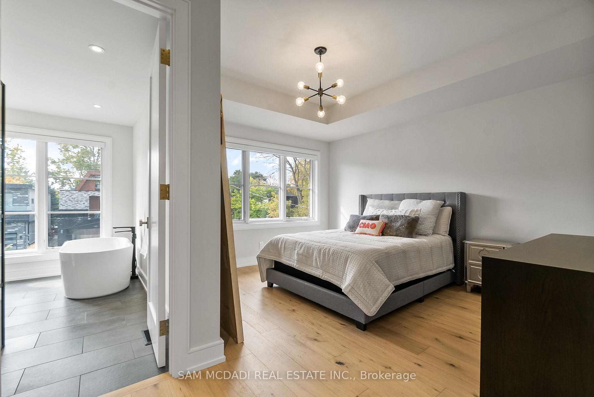 39 Oakwood Avenue N, Mississauga